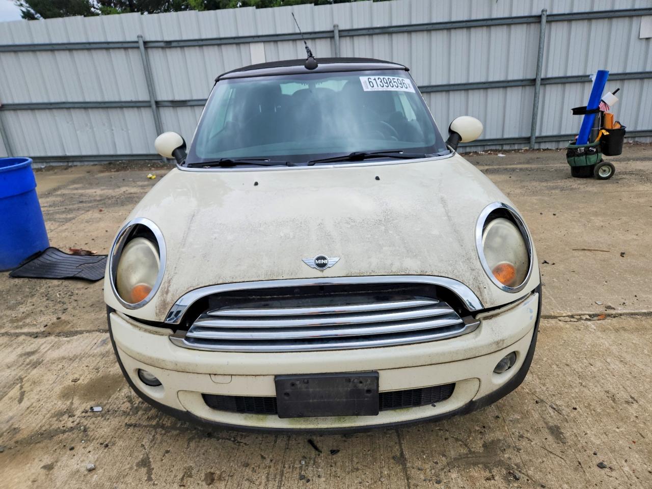 2010 Mini Cooper White vin: WMWMR3C54ATZ19769