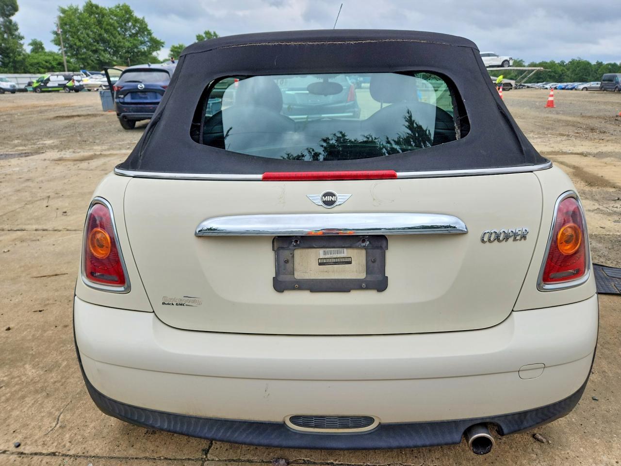 2010 Mini Cooper White vin: WMWMR3C54ATZ19769