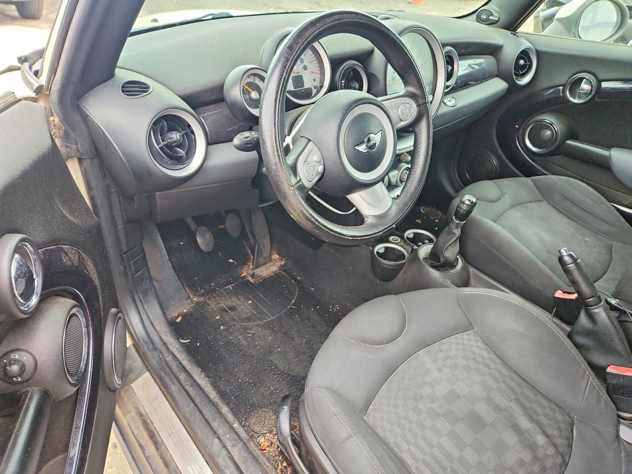 2010 Mini Cooper White vin: WMWMR3C54ATZ19769