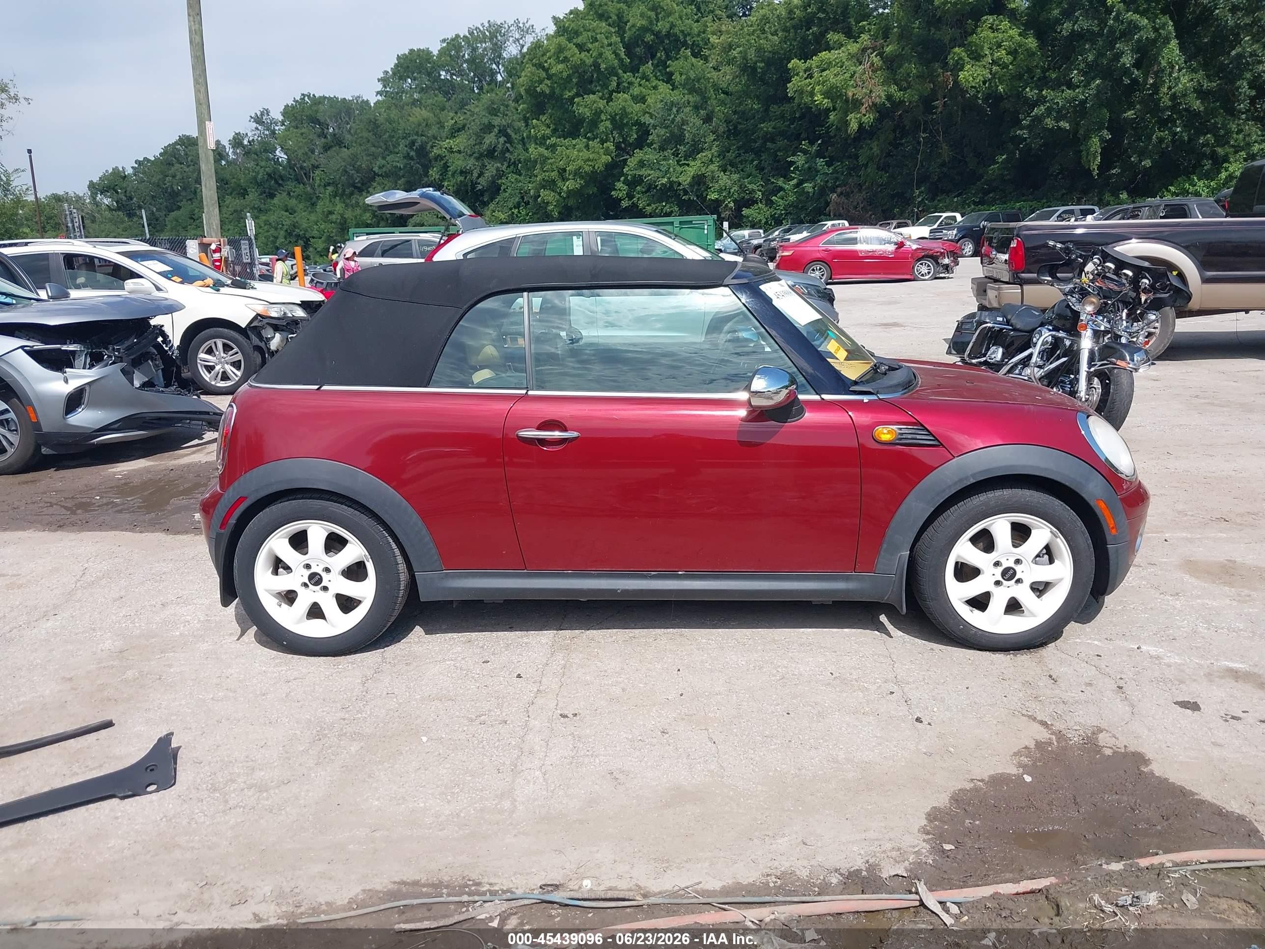2010 Mini Cooper   Burgundy vin: WMWMR3C5XATU98799