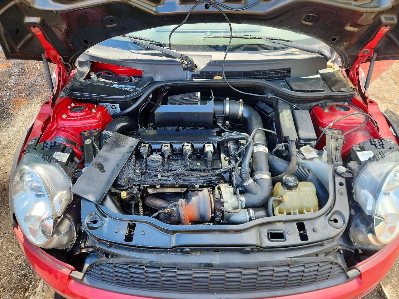 2009 Mini Cooper S Red vin: WMWMS33539TG89905