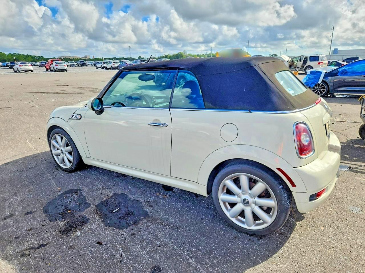 2010 Mini Cooper S White vin: WMWMS3C52ATY50651