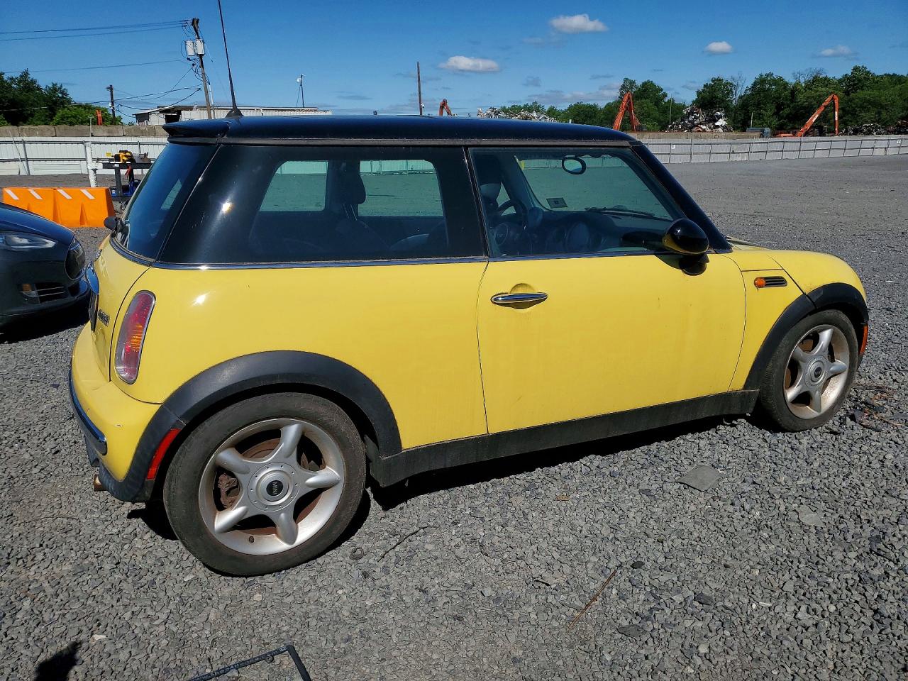 2004 Mini Cooper Yellow vin: WMWRC33424TJ59649