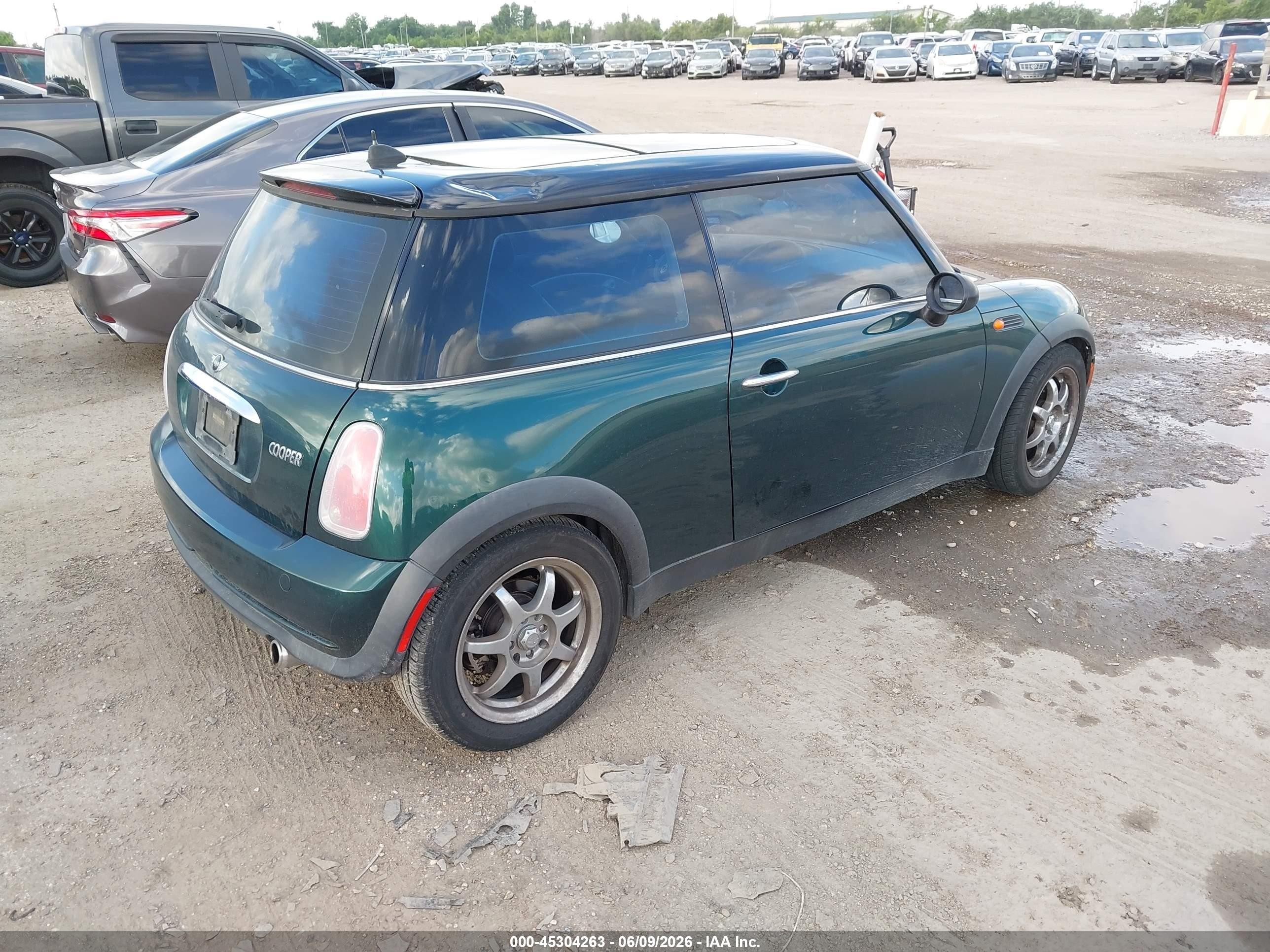 2005 Mini Cooper   Green vin: WMWRC33425TJ63850