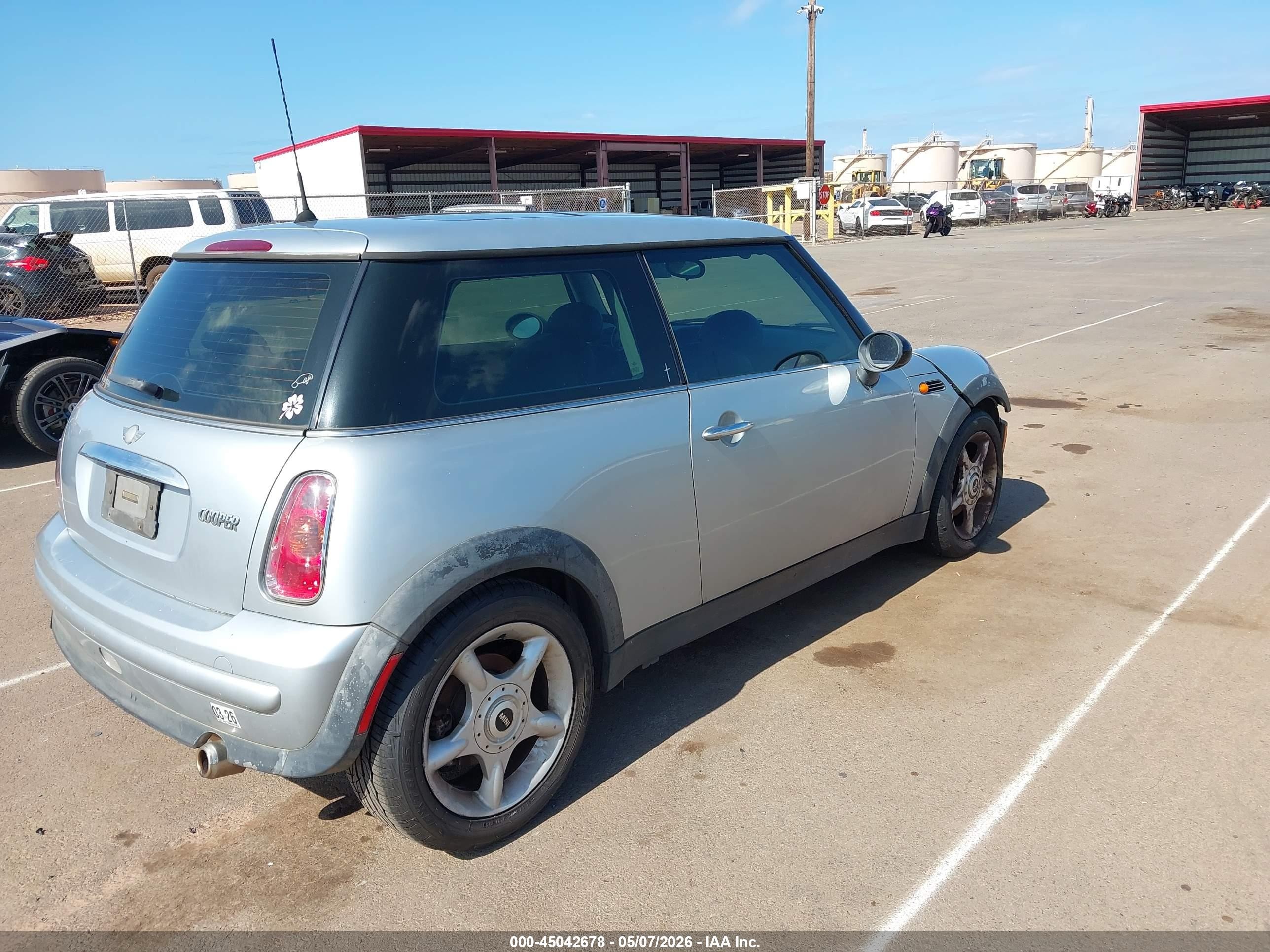 2003 Mini Cooper   Серебряный vin: WMWRC33433TJ50408