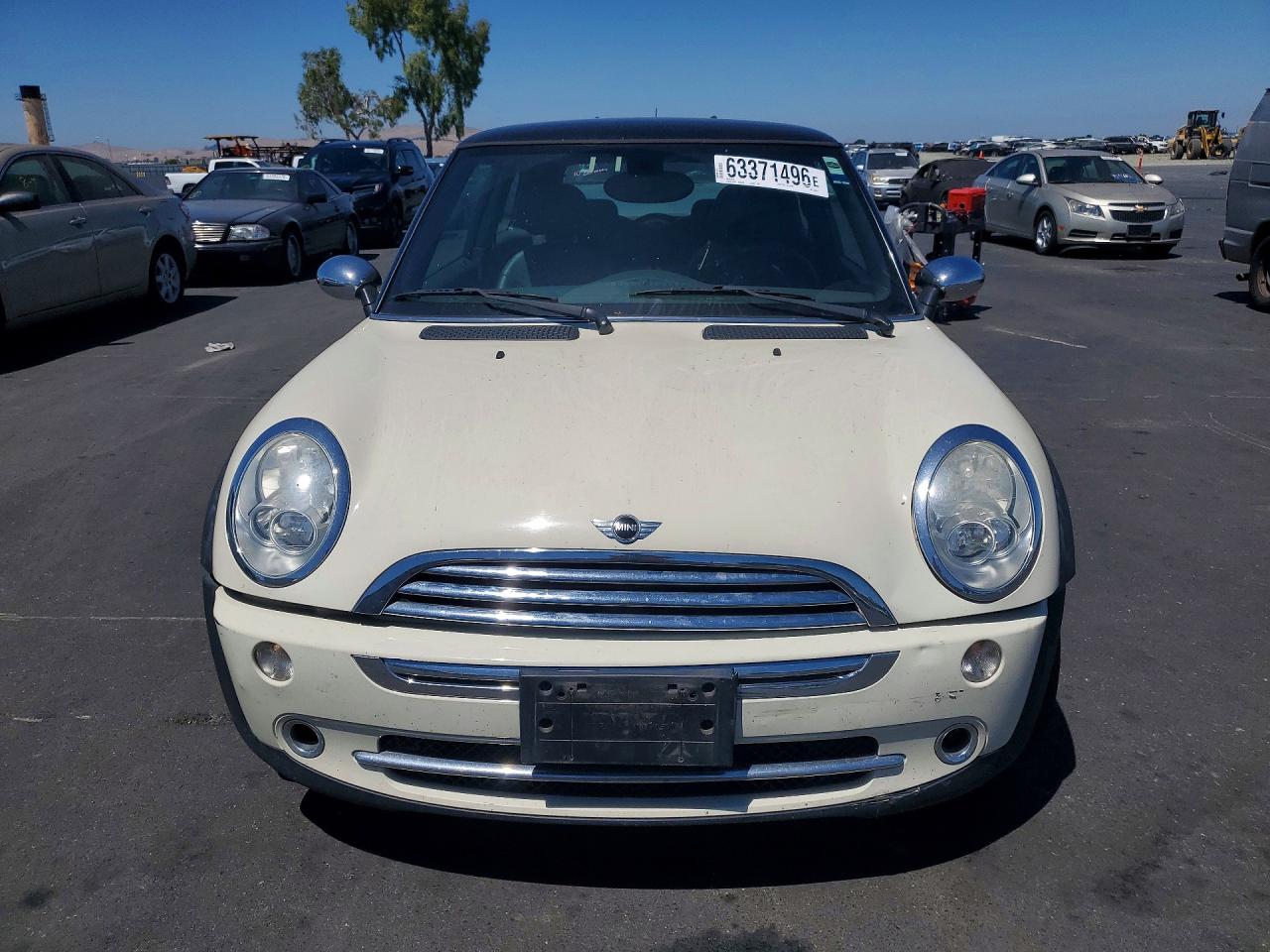 2005 Mini Cooper Two Tone vin: WMWRC334X5TJ68679