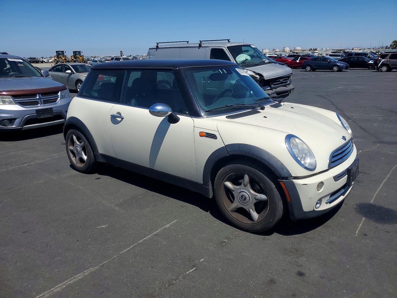 2005 Mini Cooper Two Tone vin: WMWRC334X5TJ68679
