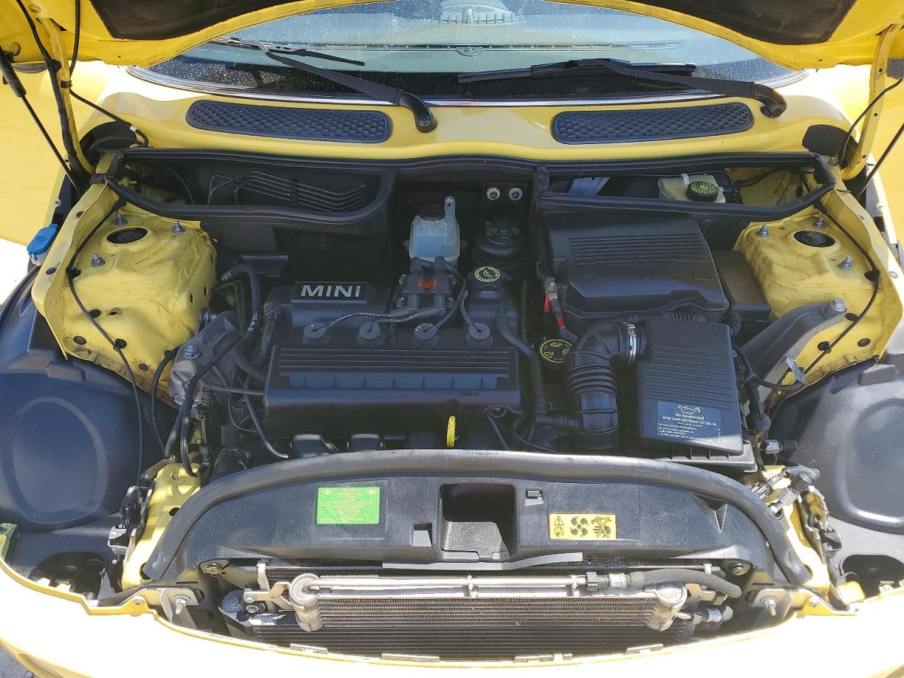 2005 Mini Cooper Yellow vin: WMWRC33505TJ69008