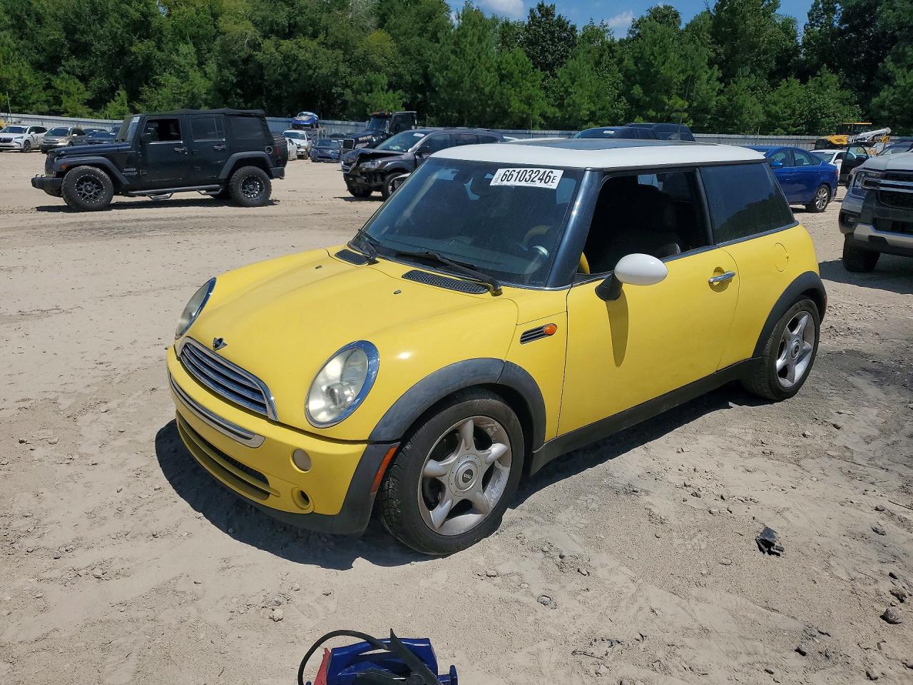 2005 Mini Cooper Yellow vin: WMWRC33505TJ69008