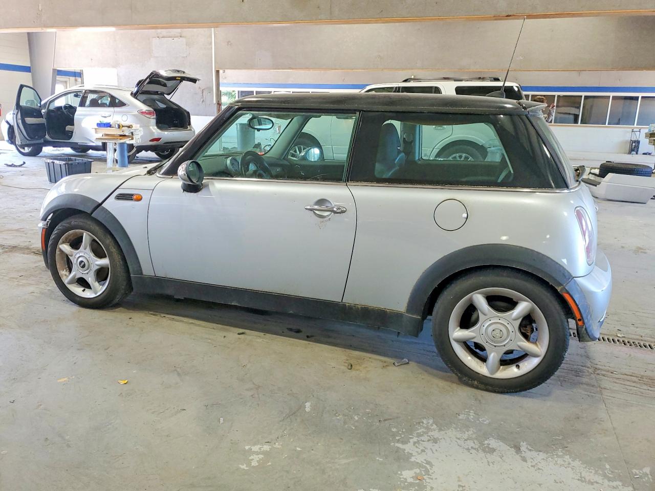 2006 Mini Cooper Silver vin: WMWRC33506TJ74047