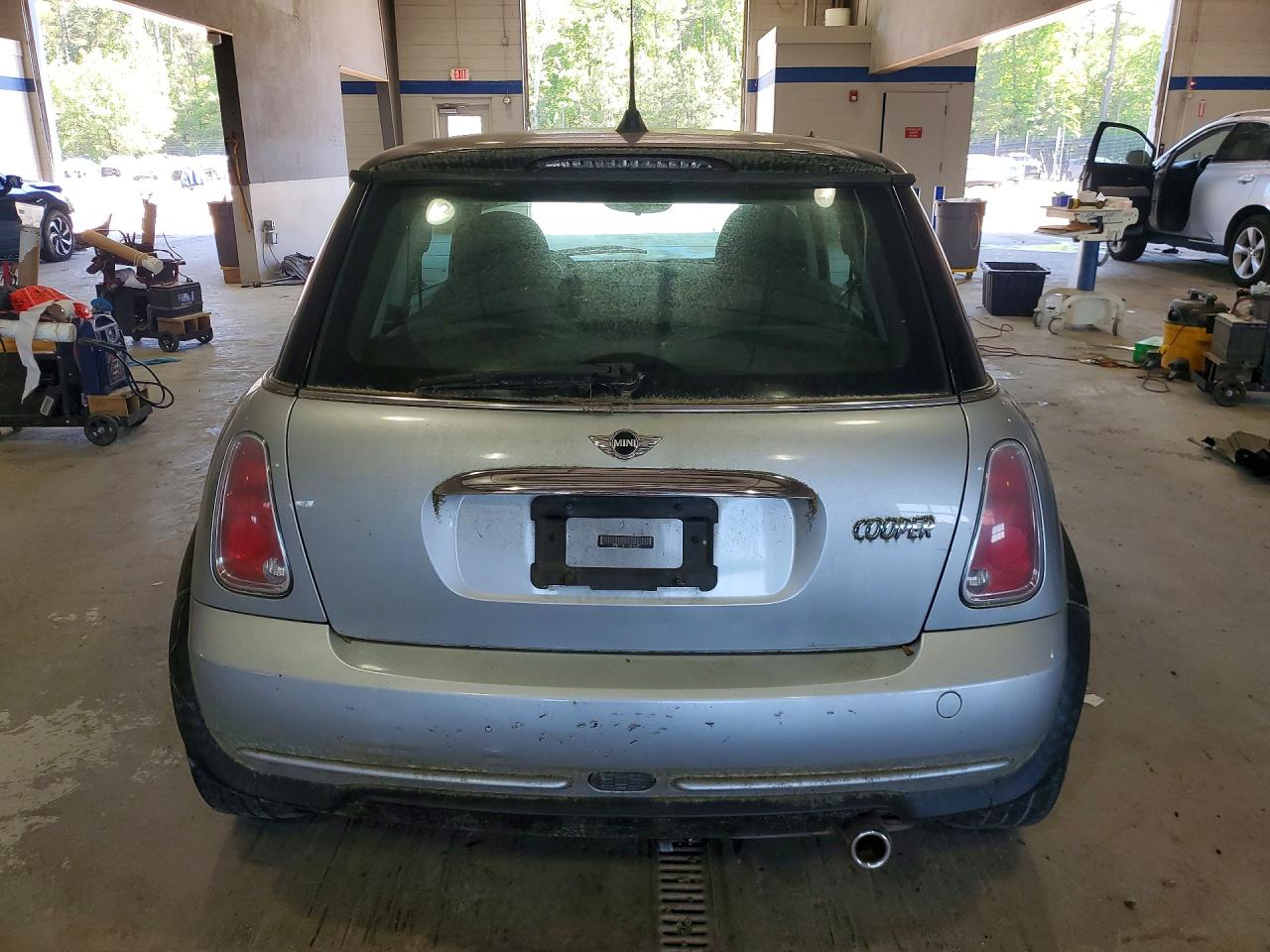 2006 Mini Cooper Silver vin: WMWRC33506TJ74047