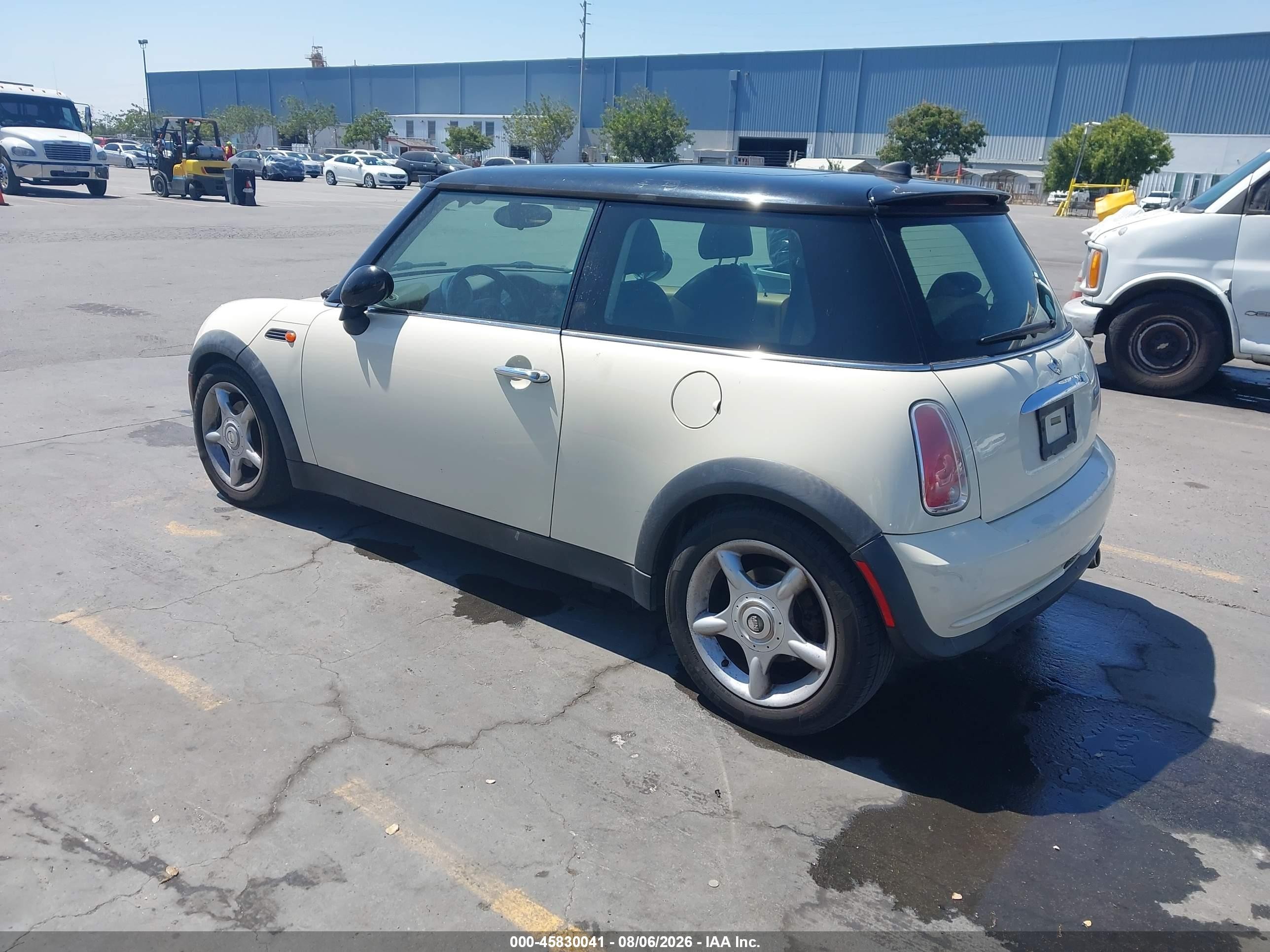 2005 Mini Cooper   White vin: WMWRC33515TK61468