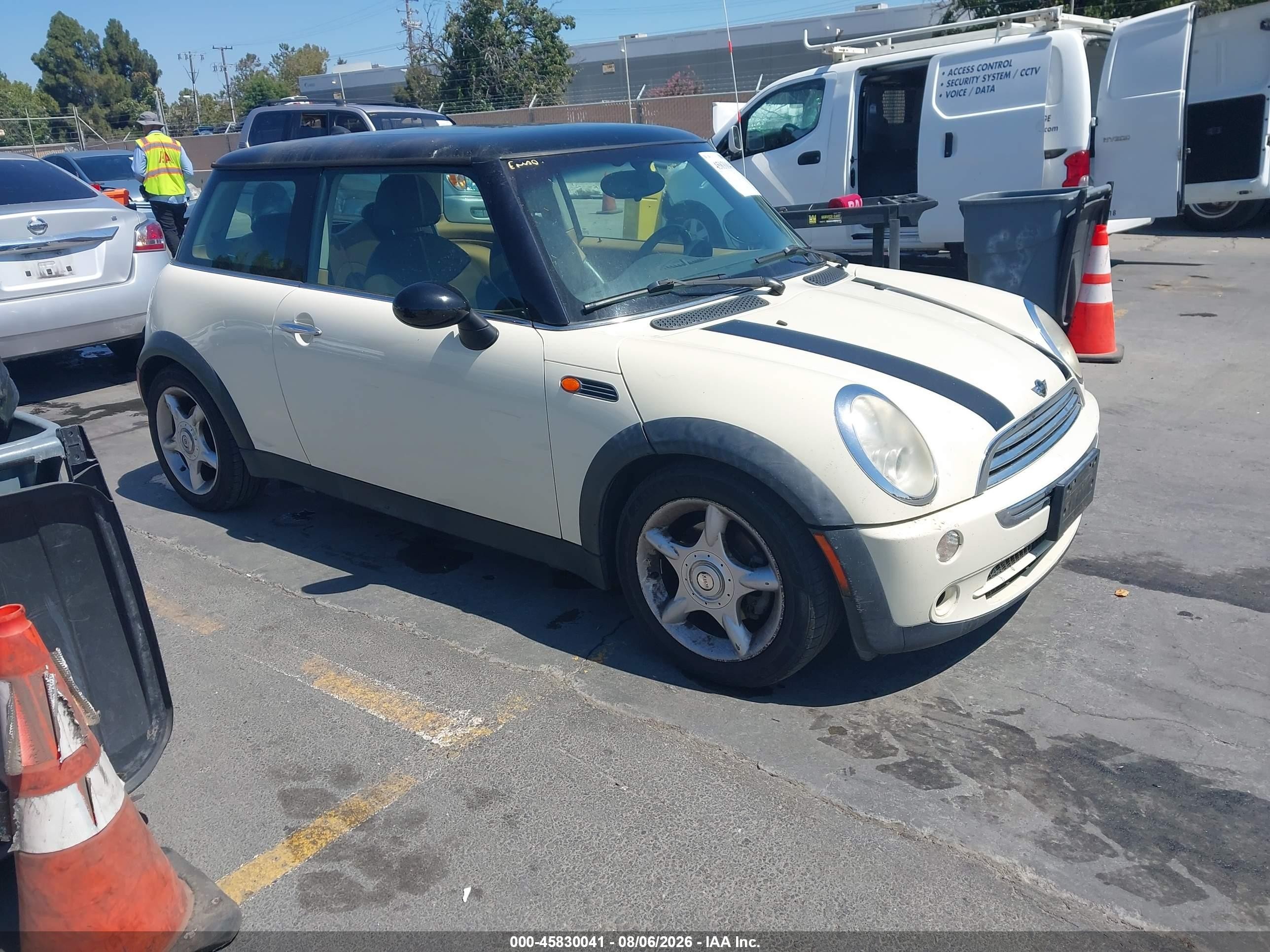 2005 Mini Cooper   White vin: WMWRC33515TK61468