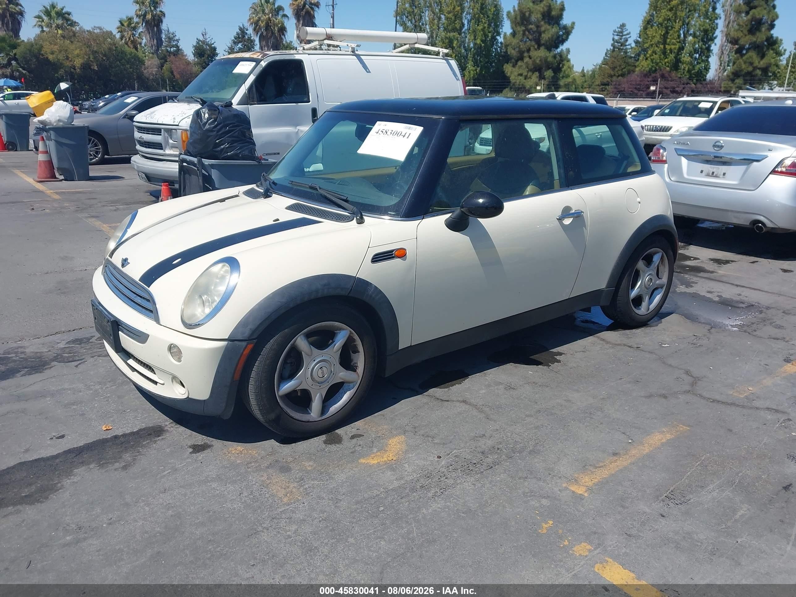 2005 Mini Cooper   White vin: WMWRC33515TK61468