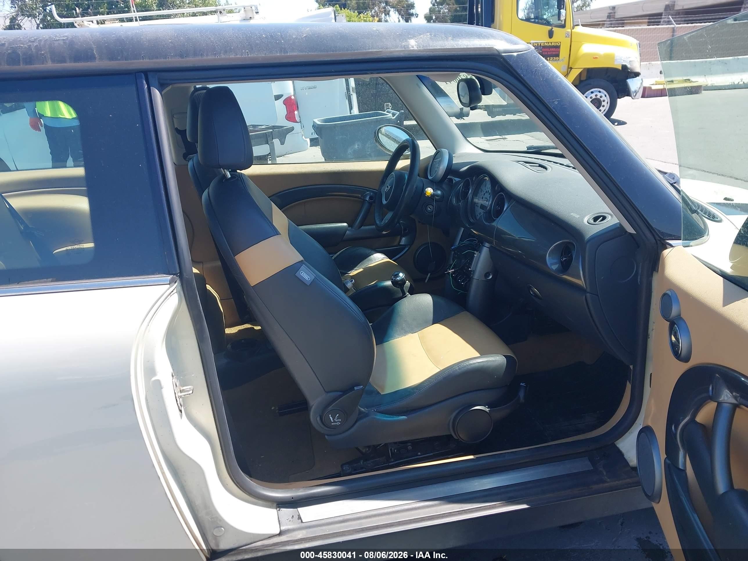 2005 Mini Cooper   White vin: WMWRC33515TK61468