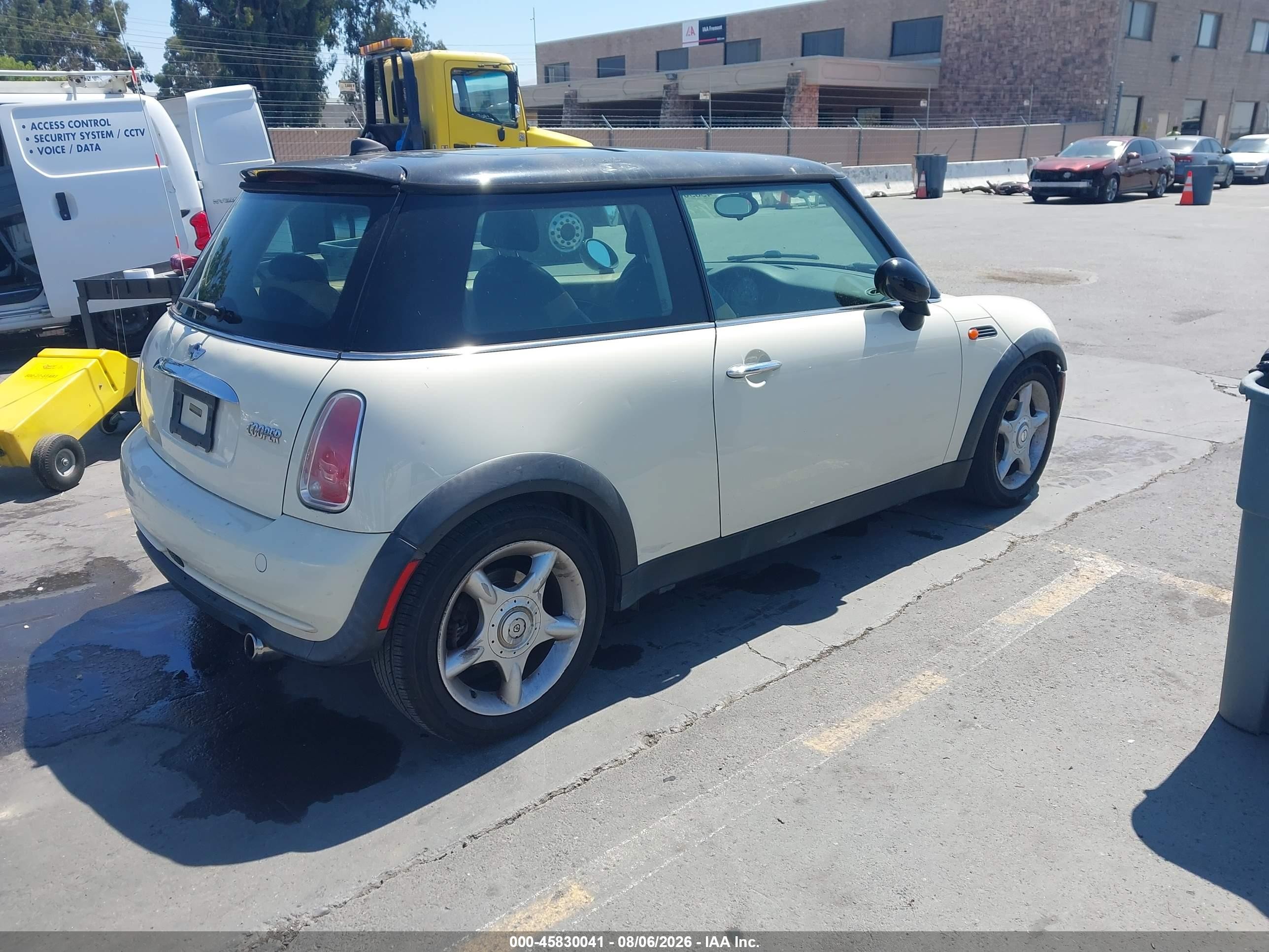 2005 Mini Cooper   White vin: WMWRC33515TK61468