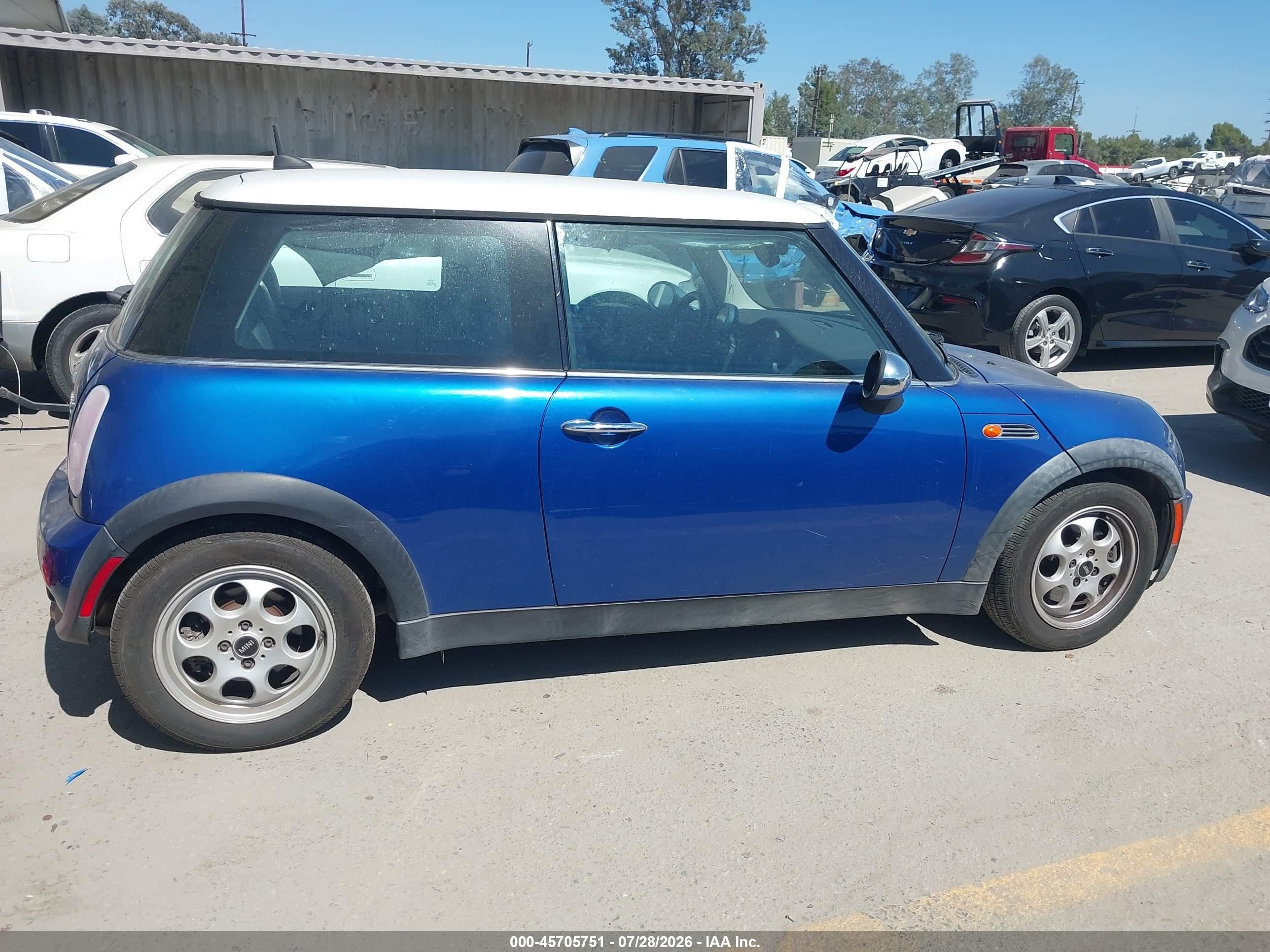 2005 Mini Cooper   Blue vin: WMWRC33525TJ73271