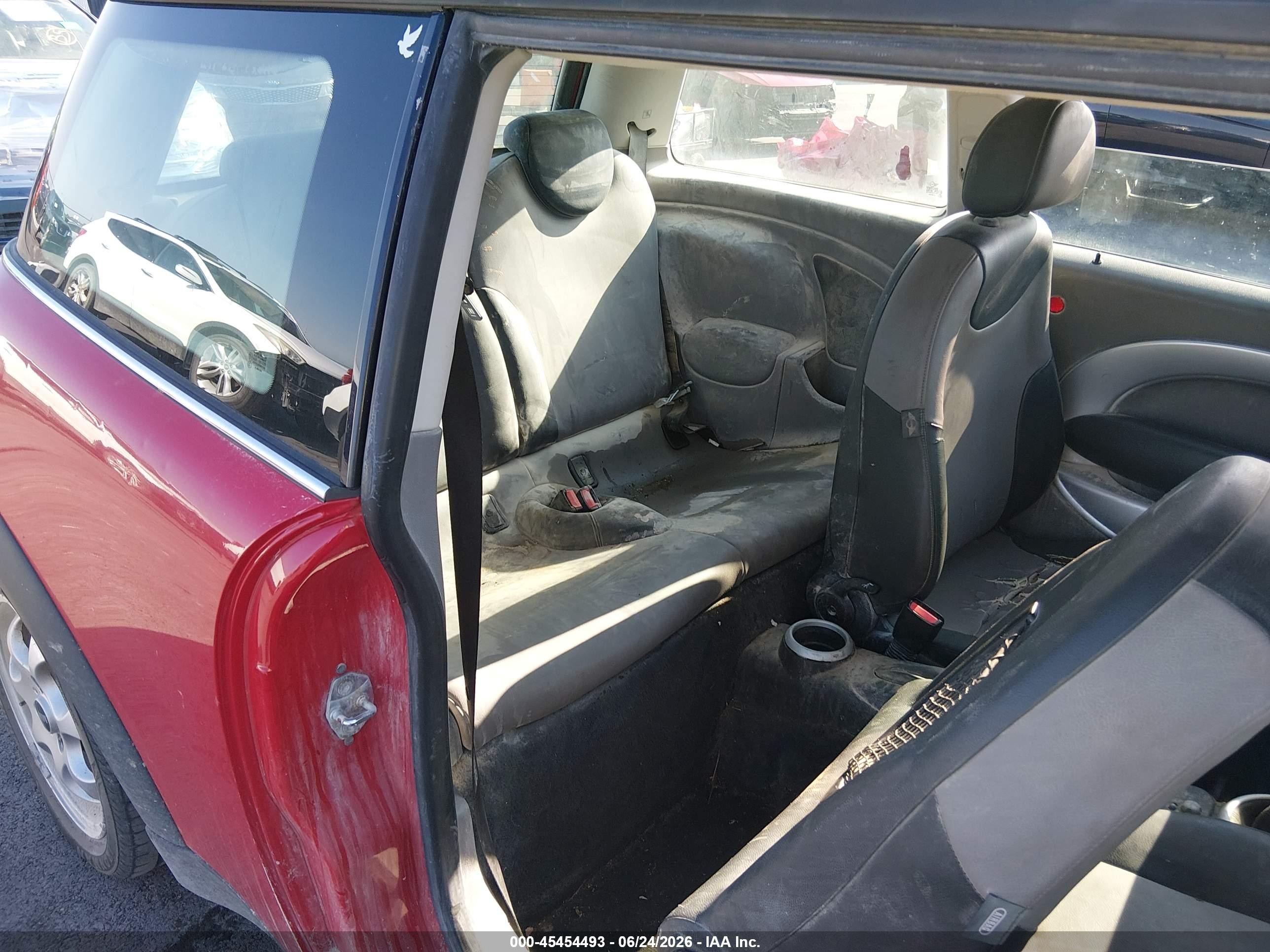 2005 Mini Cooper   Red vin: WMWRC33525TK60118