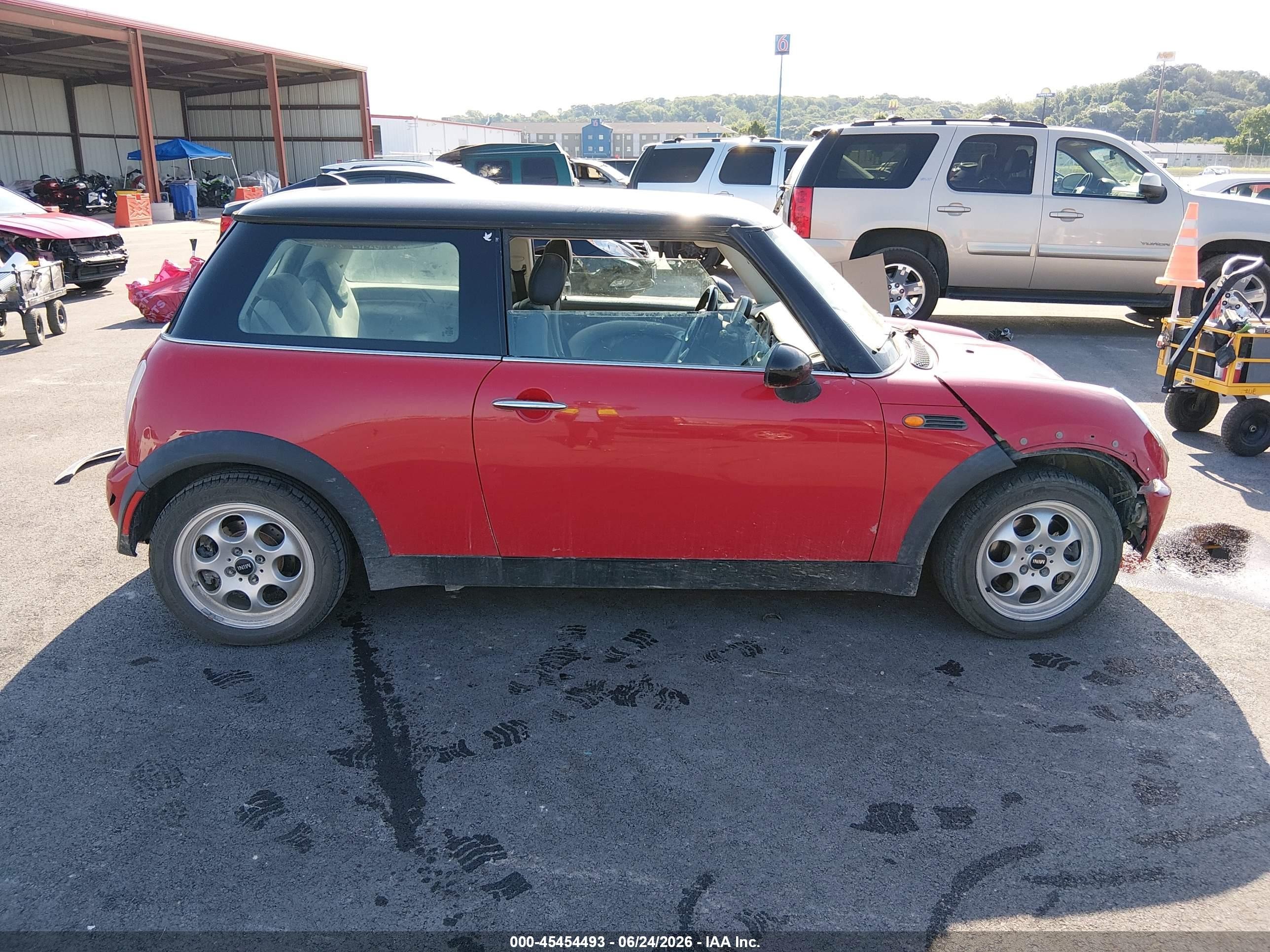 2005 Mini Cooper   Red vin: WMWRC33525TK60118