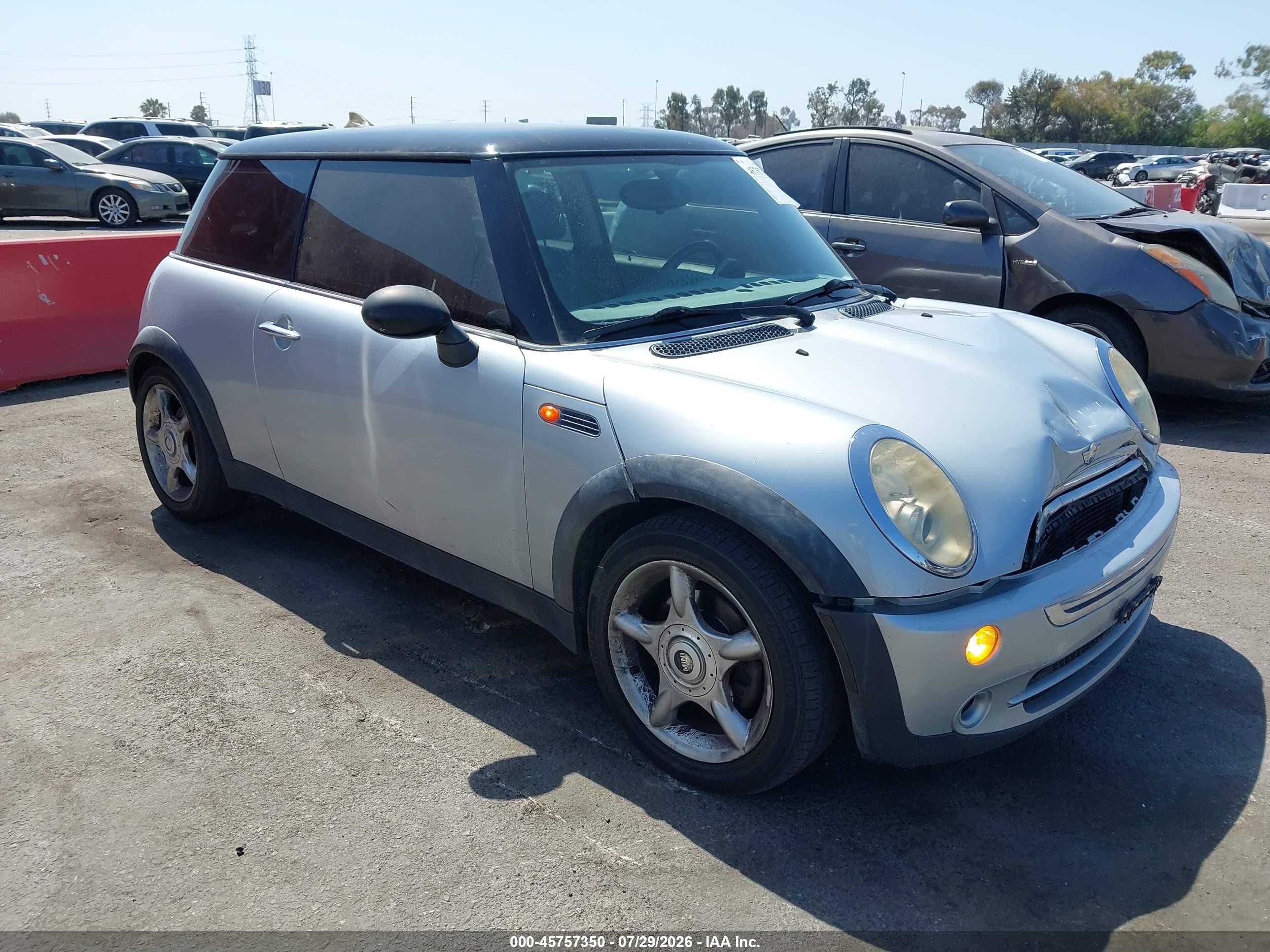 2006 Mini Cooper   Silver vin: WMWRC33546TK71588