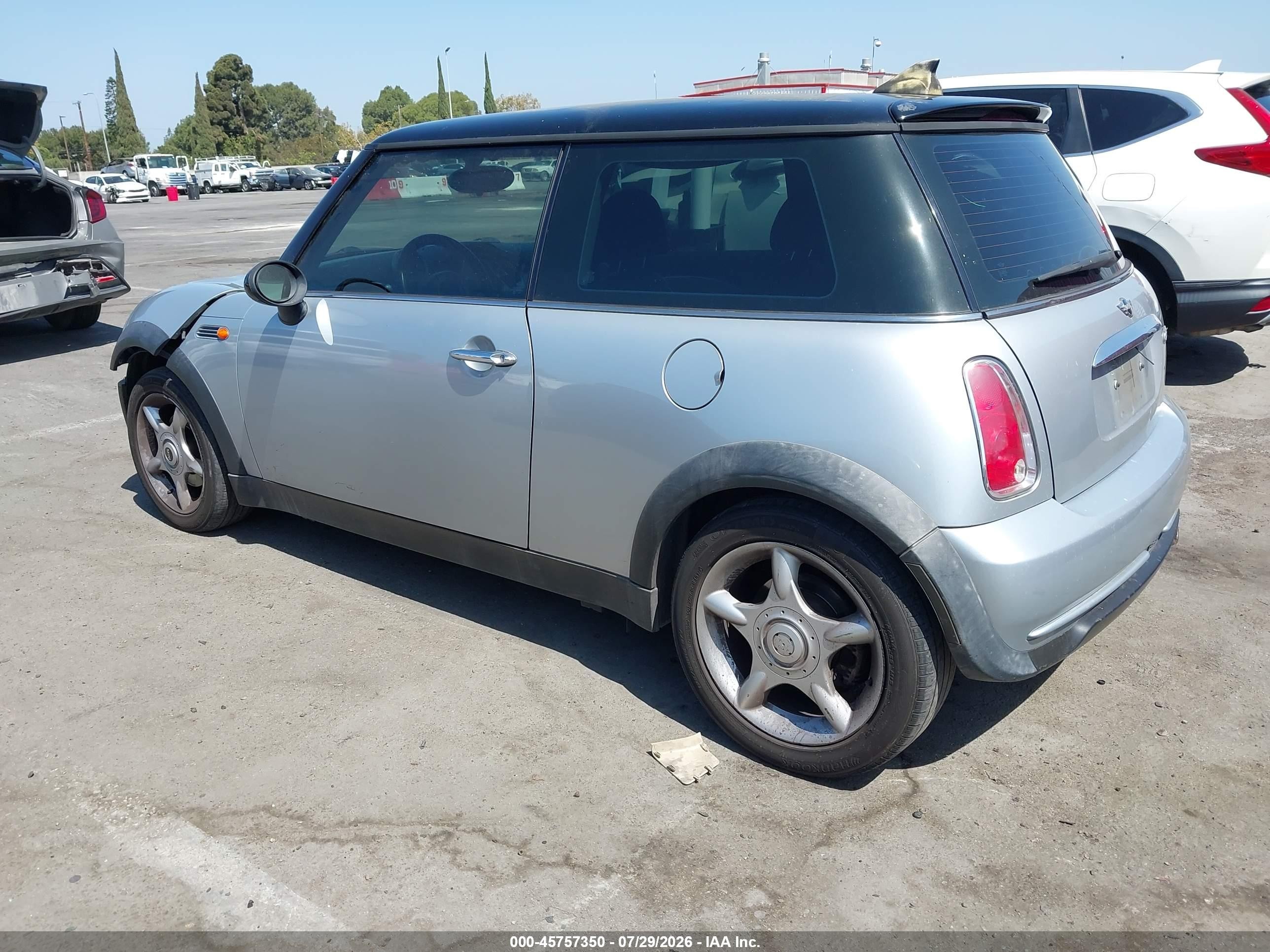 2006 Mini Cooper   Silver vin: WMWRC33546TK71588