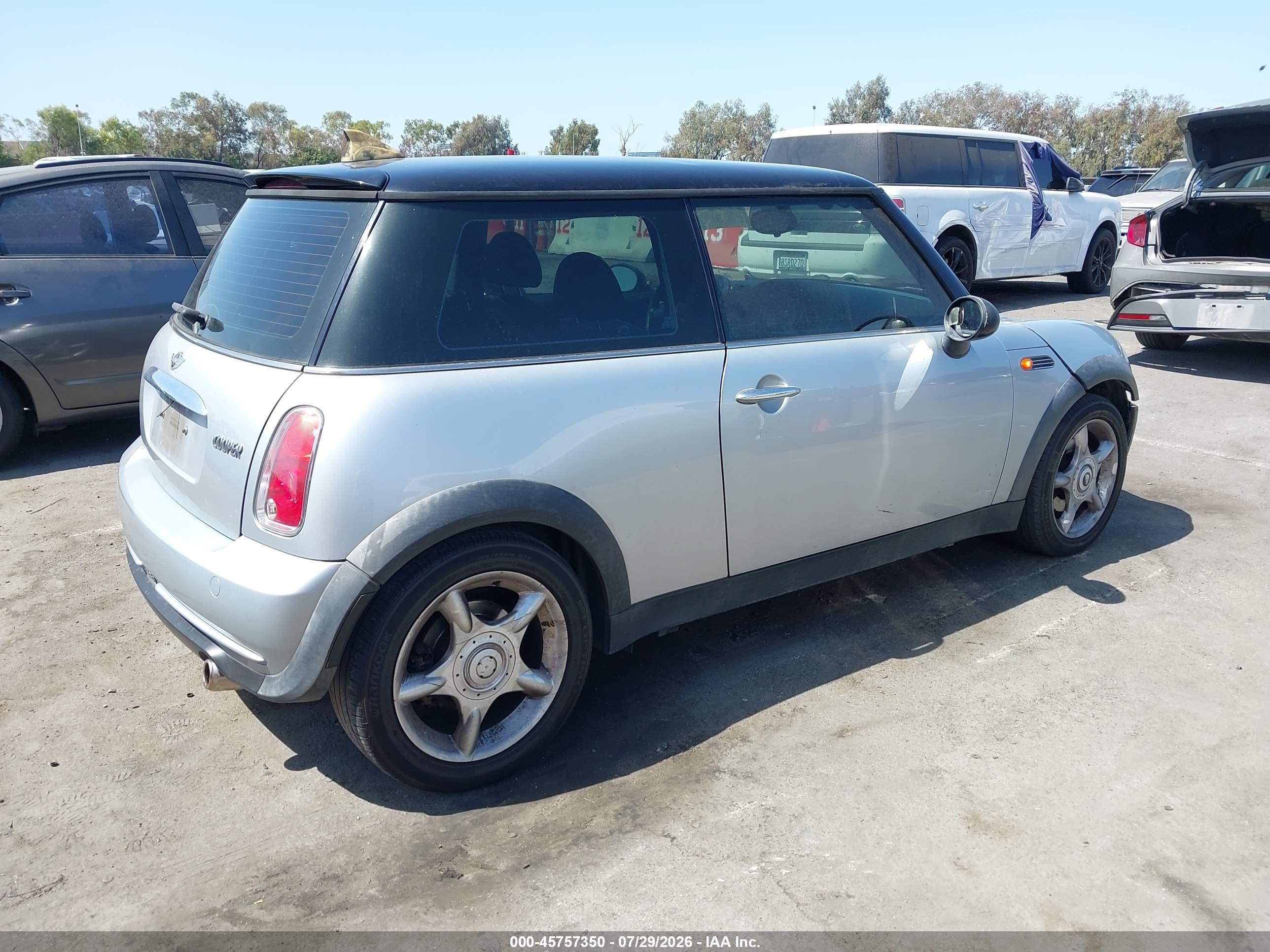 2006 Mini Cooper   Silver vin: WMWRC33546TK71588