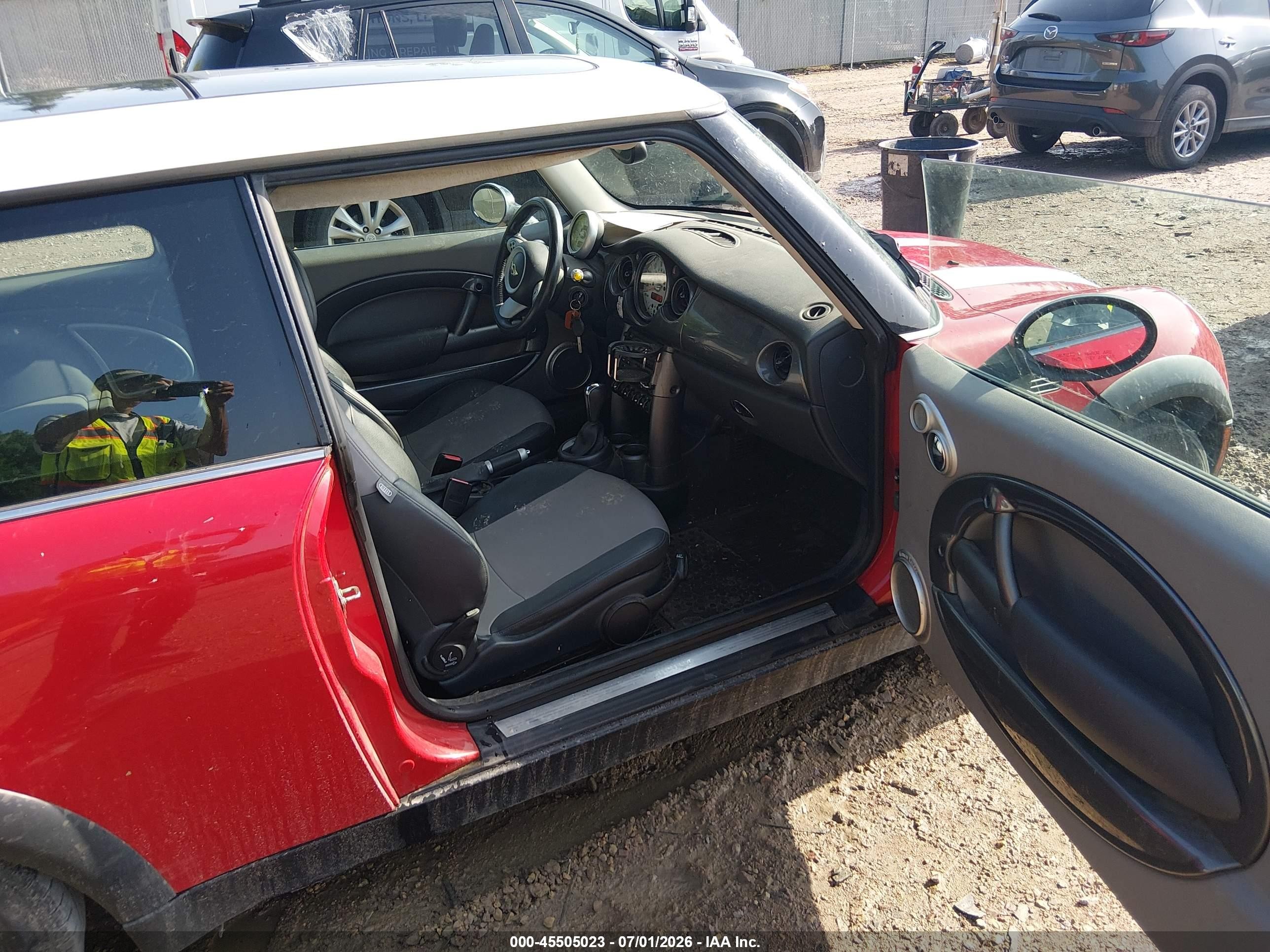 2006 Mini Cooper   Red vin: WMWRC33586TJ76077
