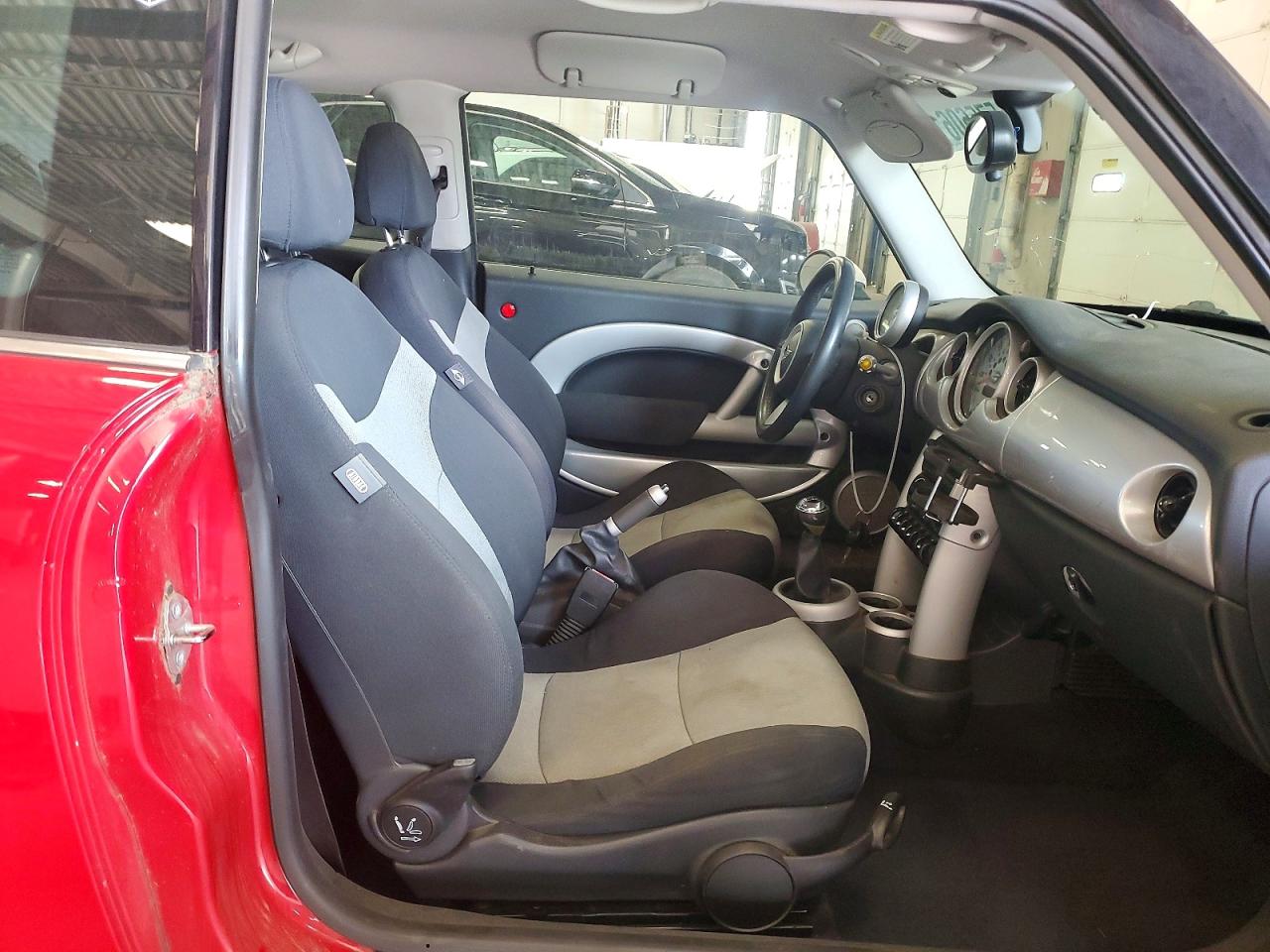 2006 Mini Cooper Red vin: WMWRC33586TK68614