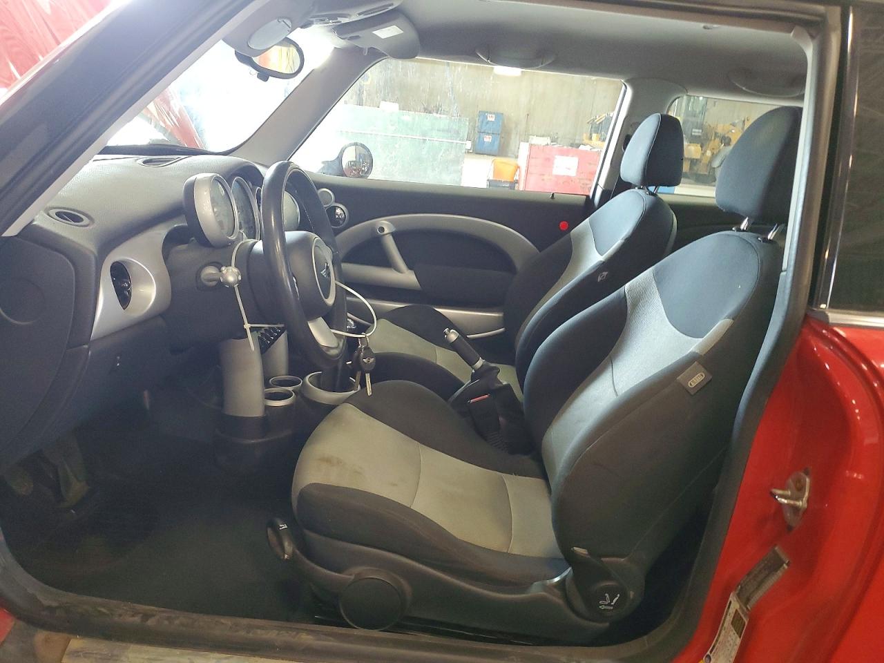 2006 Mini Cooper Red vin: WMWRC33586TK68614