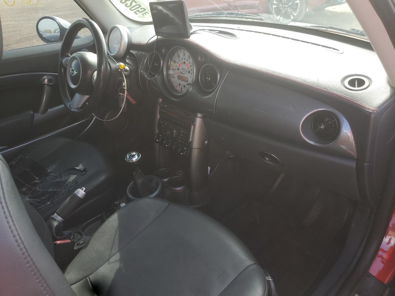 2006 Mini Cooper Red vin: WMWRC33596TK70386