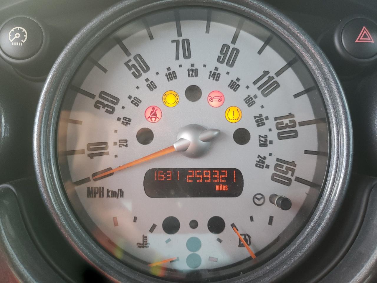 2006 Mini Cooper Red vin: WMWRC33596TK70386