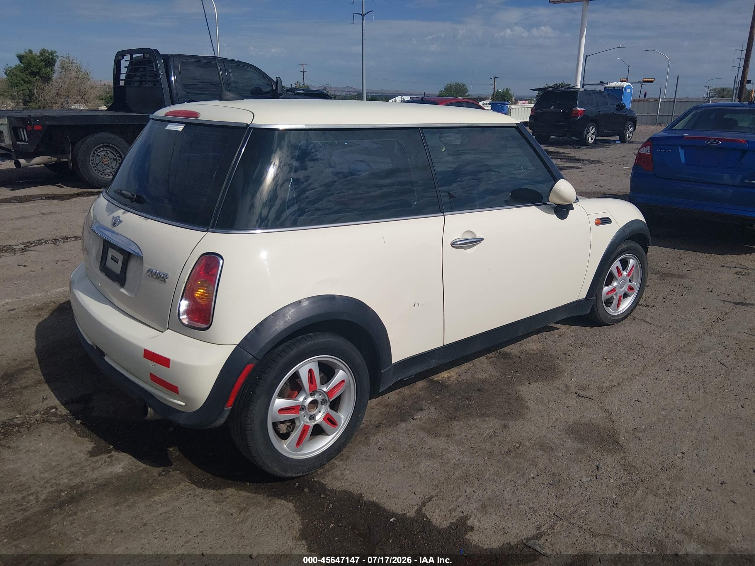 2006 Mini Cooper   White vin: WMWRC33596TK70548