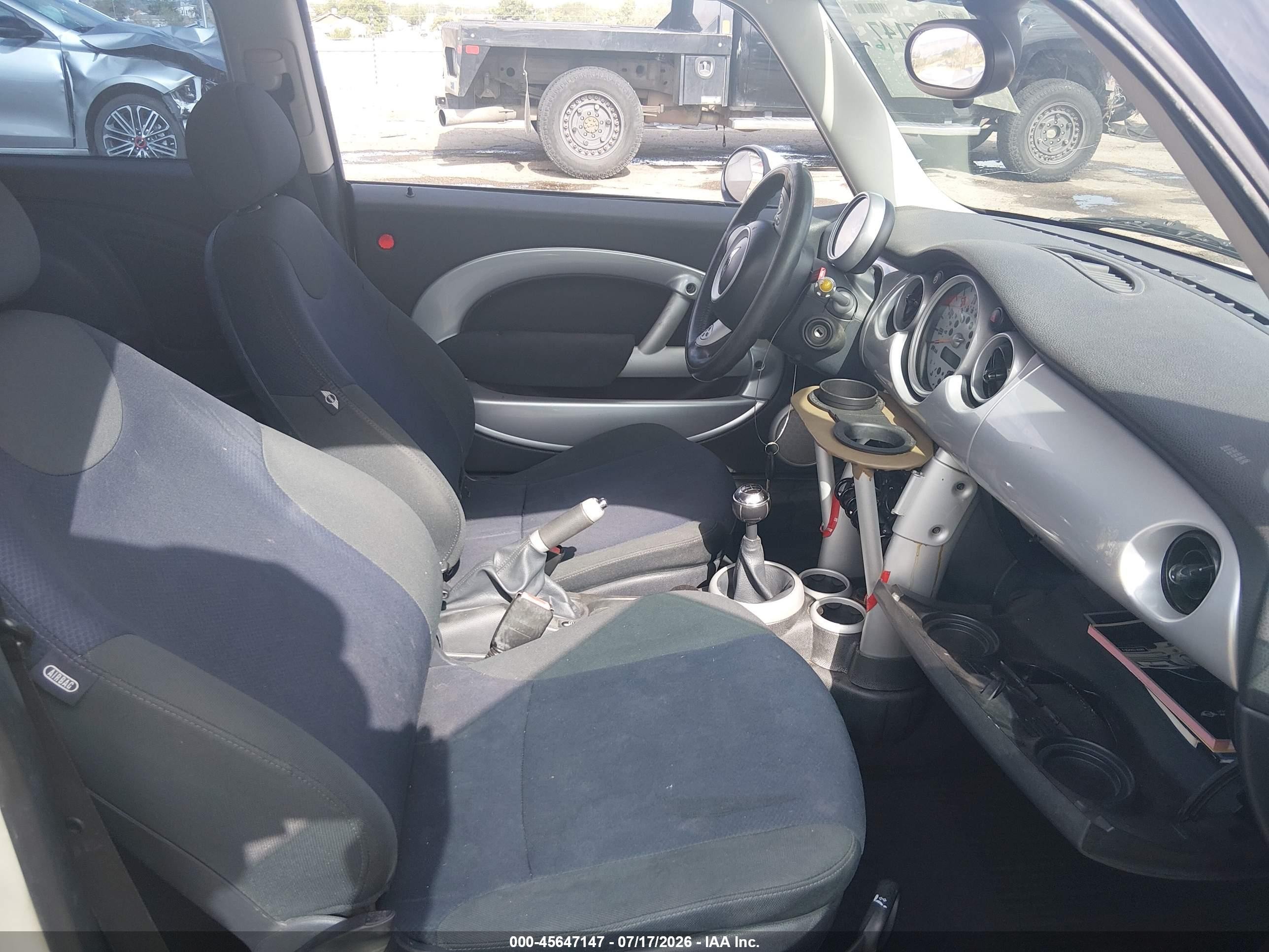 2006 Mini Cooper   White vin: WMWRC33596TK70548