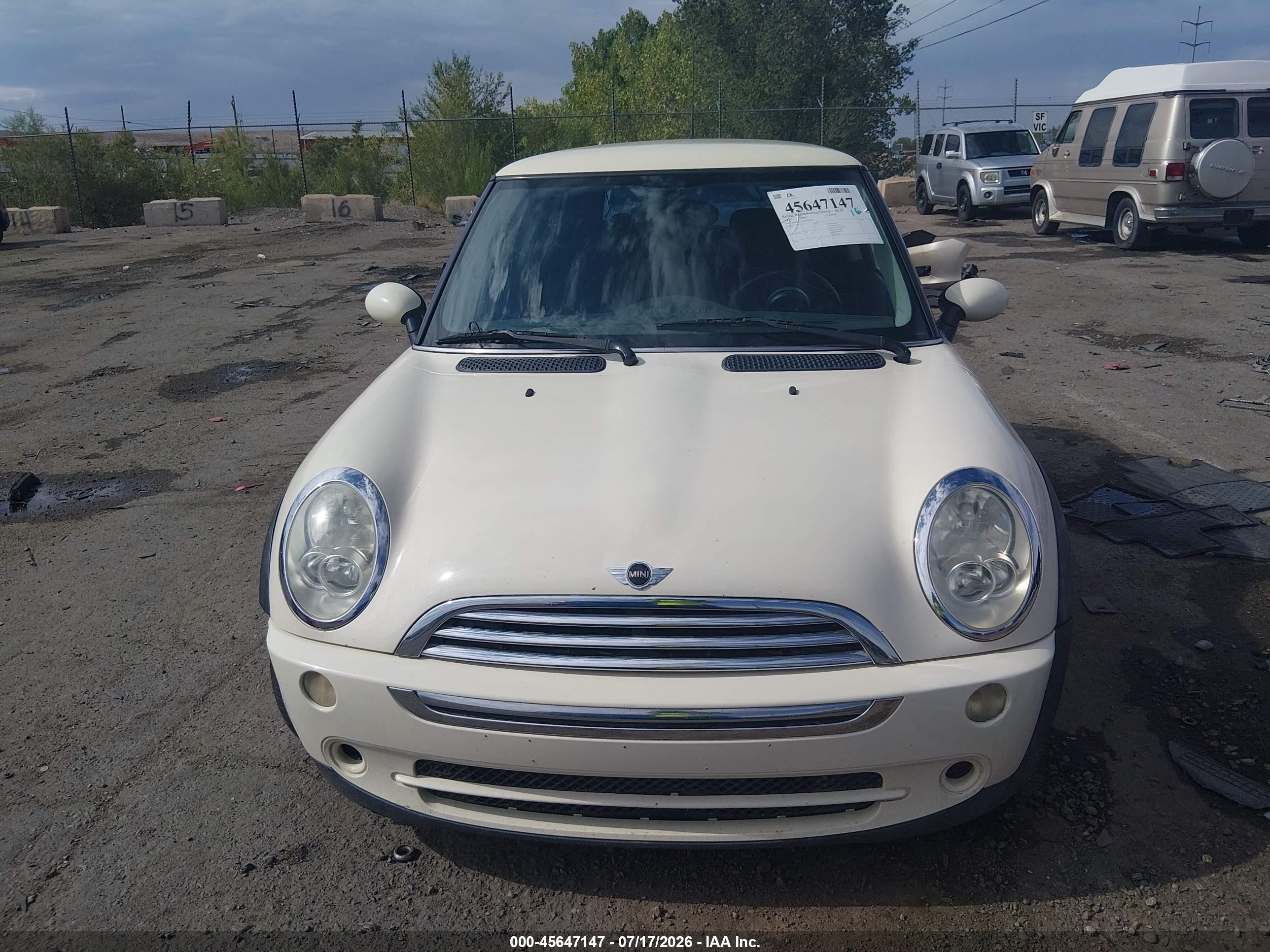2006 Mini Cooper   White vin: WMWRC33596TK70548