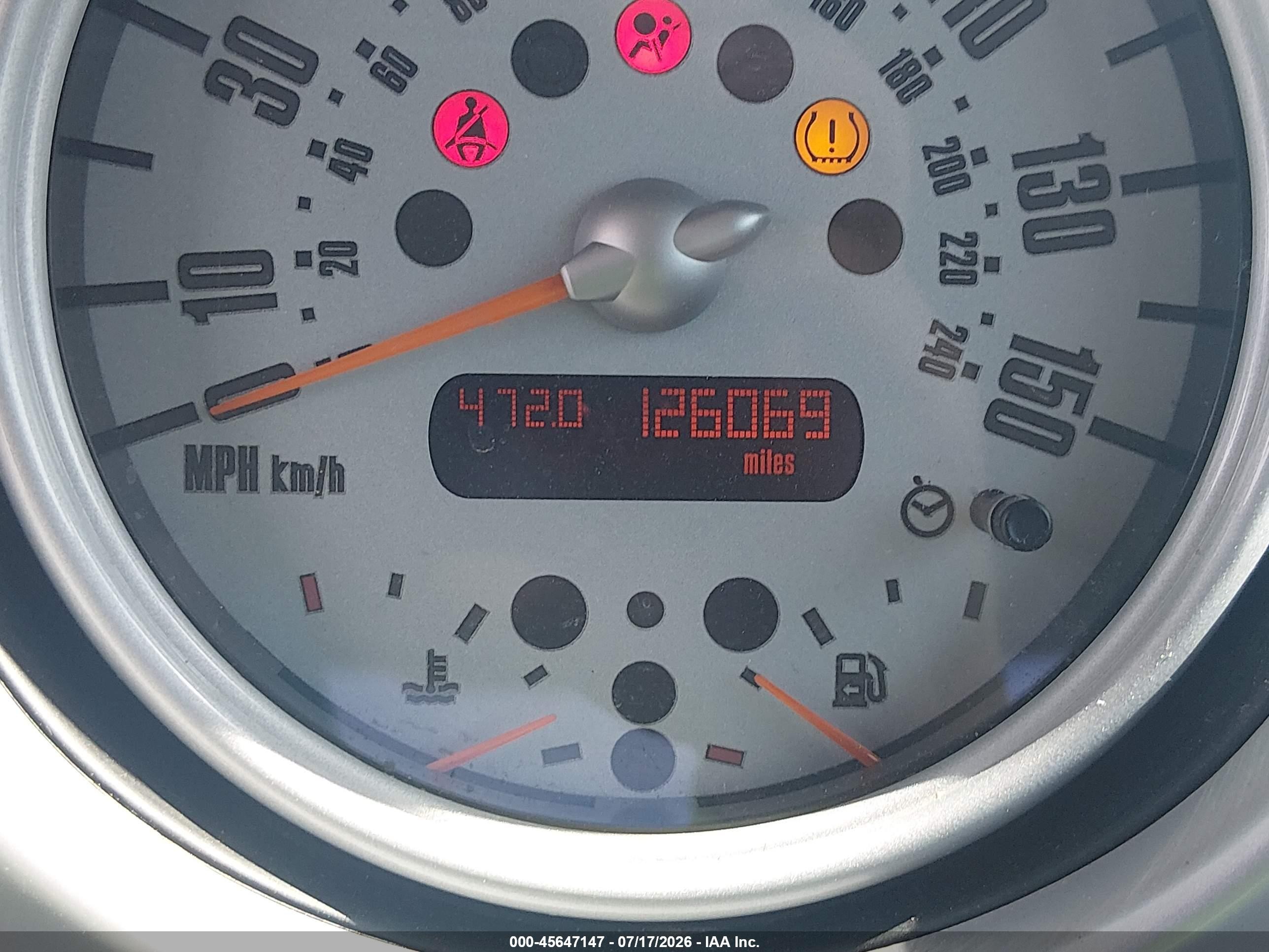 2006 Mini Cooper   White vin: WMWRC33596TK70548