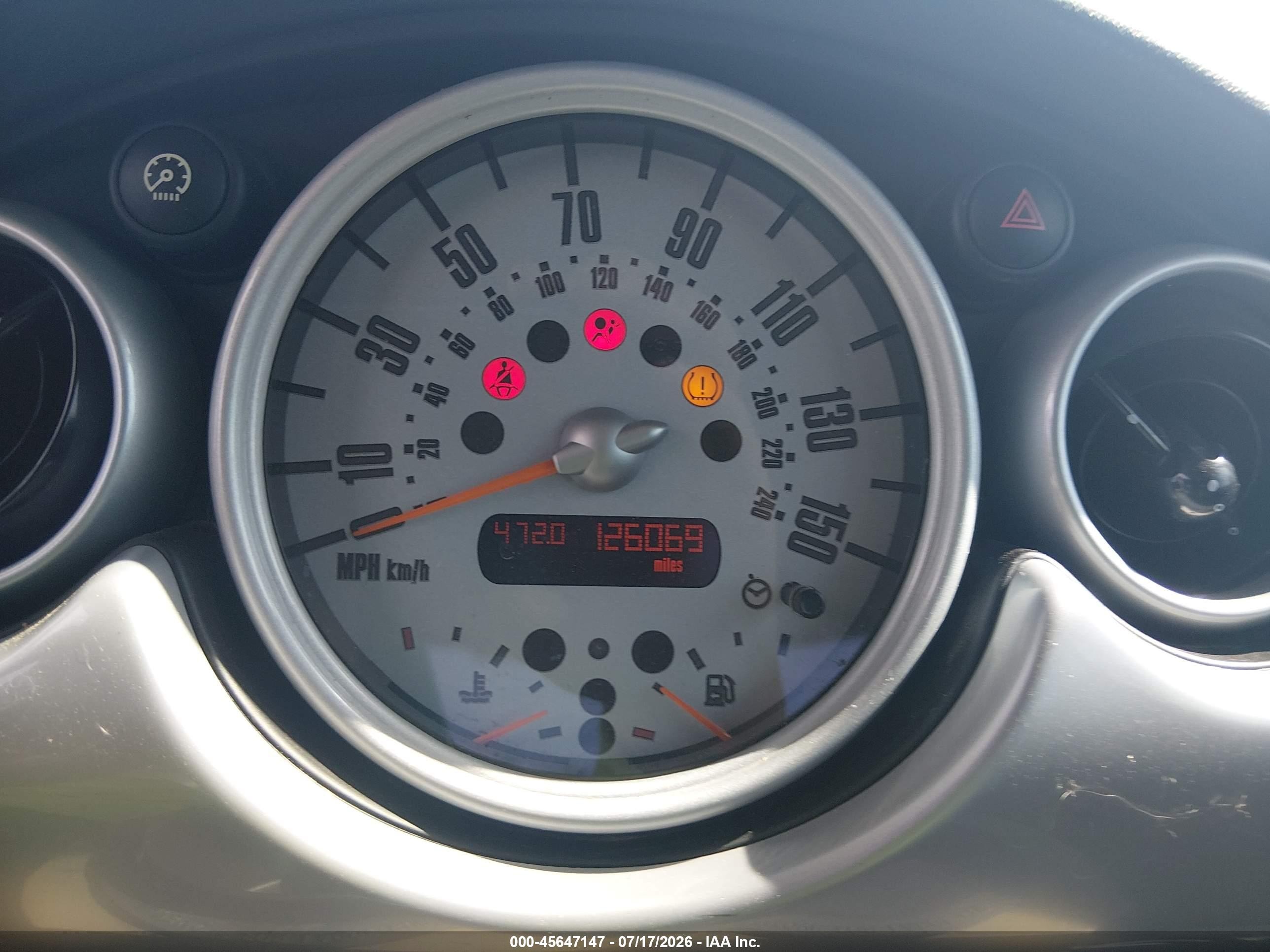 2006 Mini Cooper   White vin: WMWRC33596TK70548