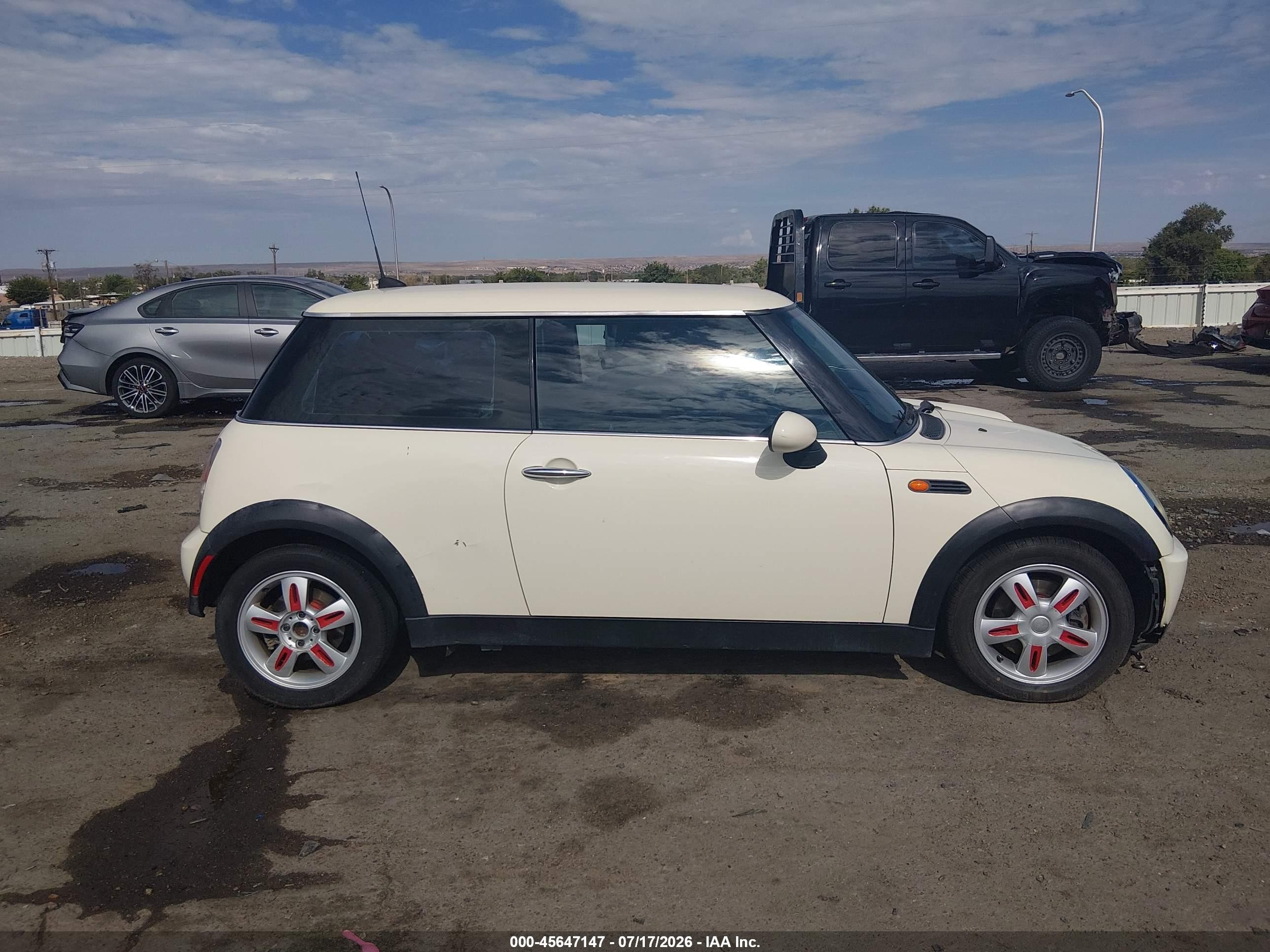 2006 Mini Cooper   White vin: WMWRC33596TK70548