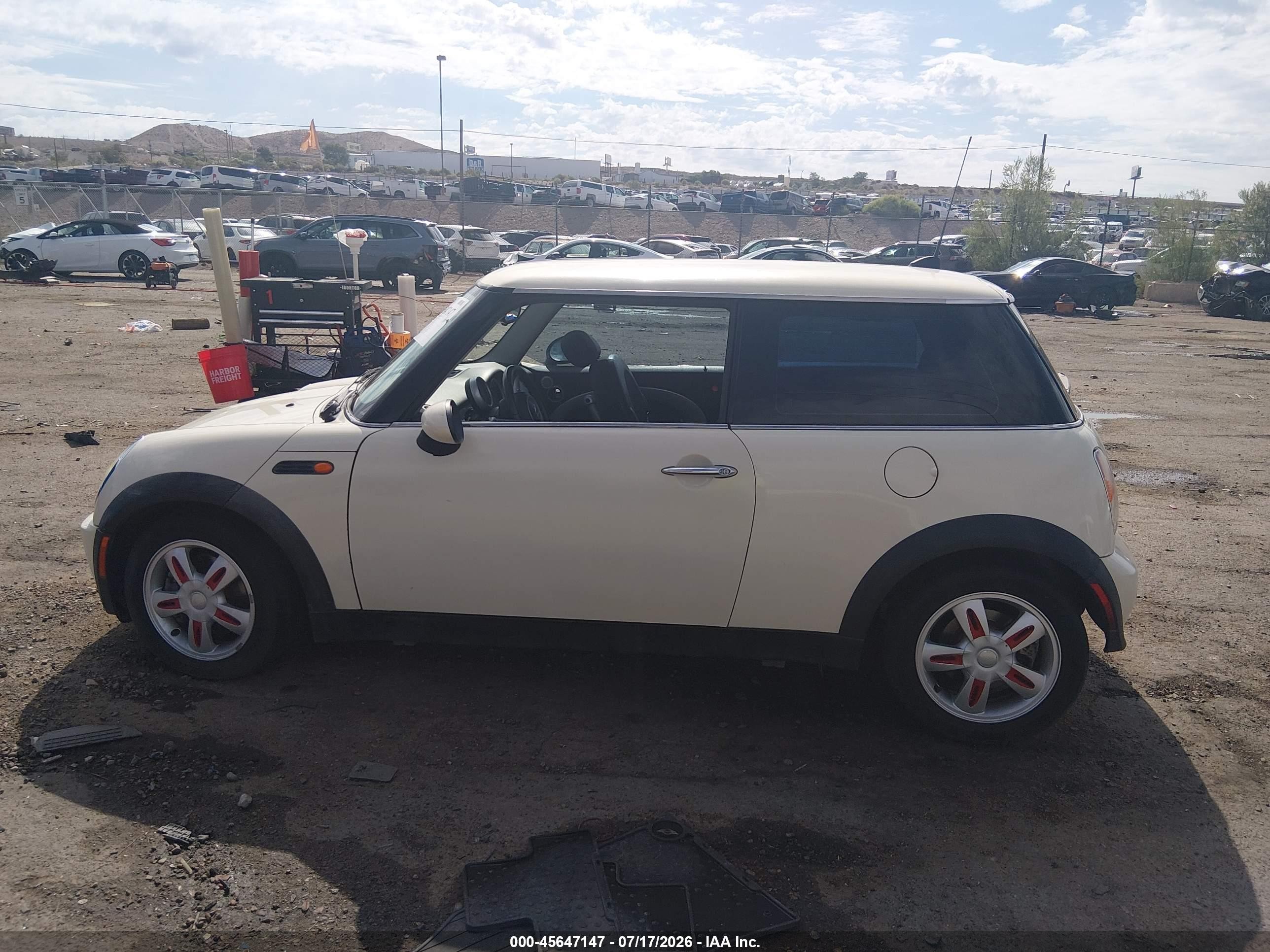2006 Mini Cooper   White vin: WMWRC33596TK70548