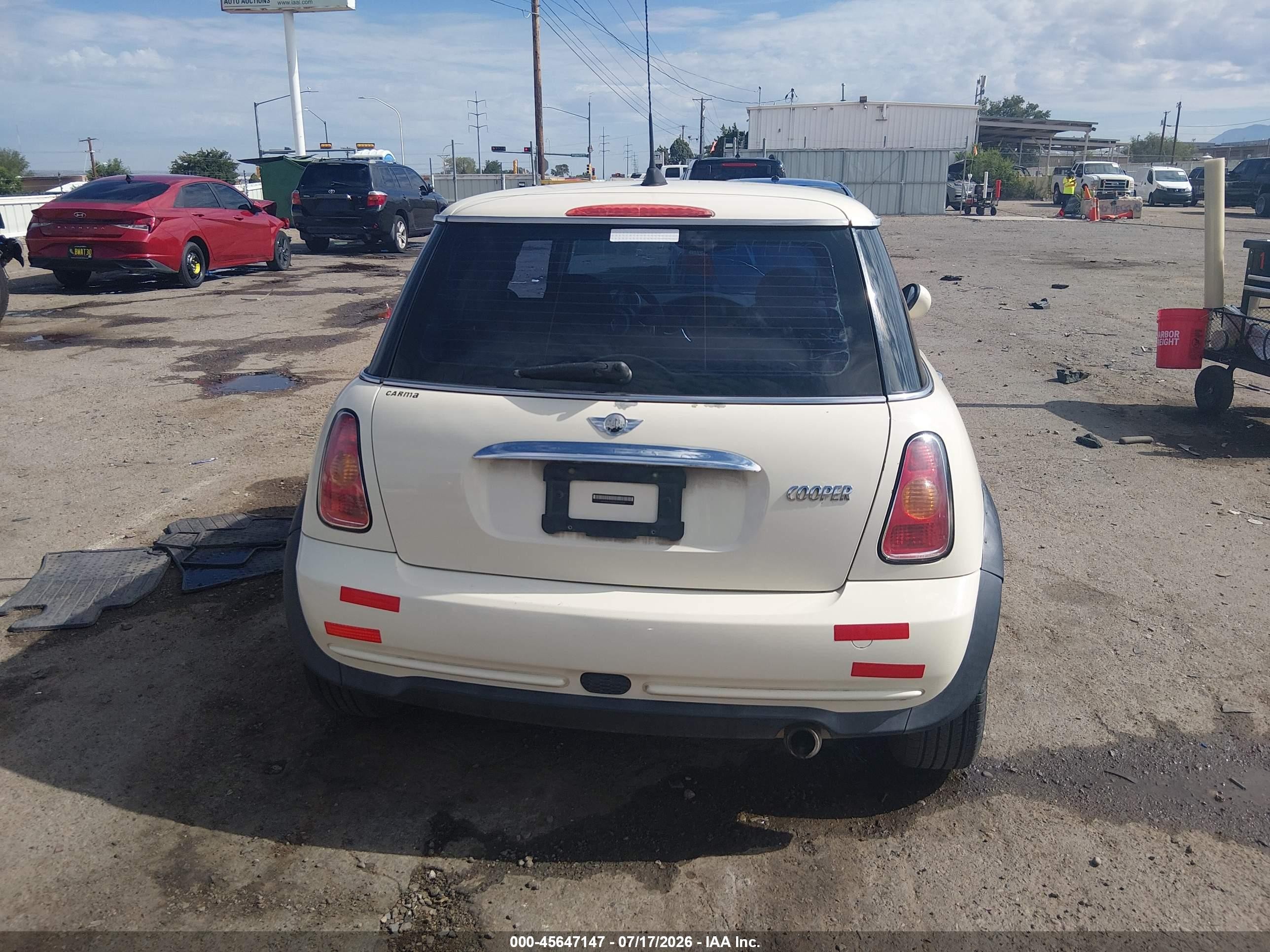 2006 Mini Cooper   White vin: WMWRC33596TK70548