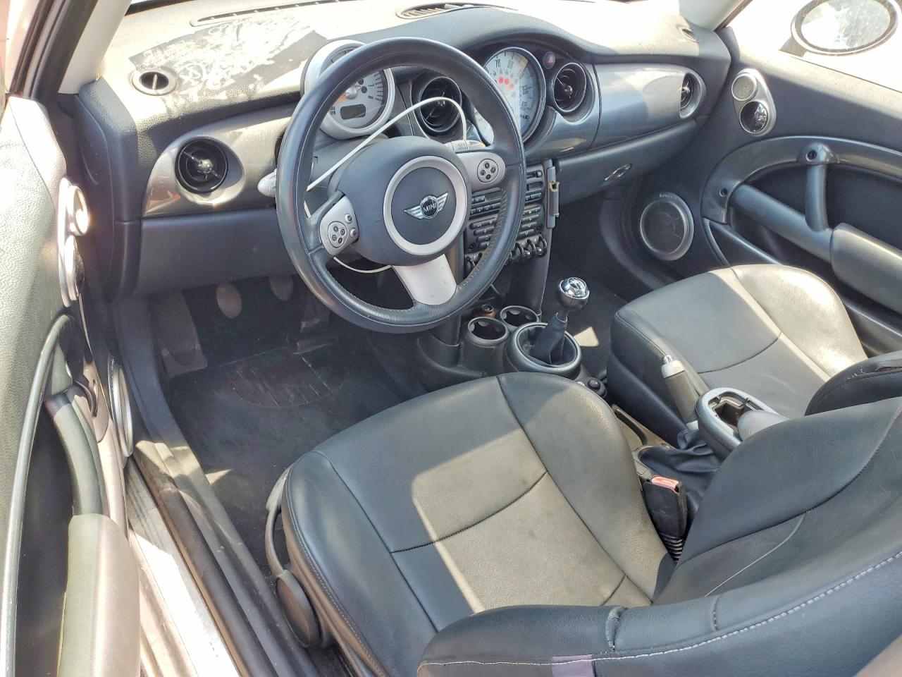 2006 Mini Cooper Red vin: WMWRC33596TK70873