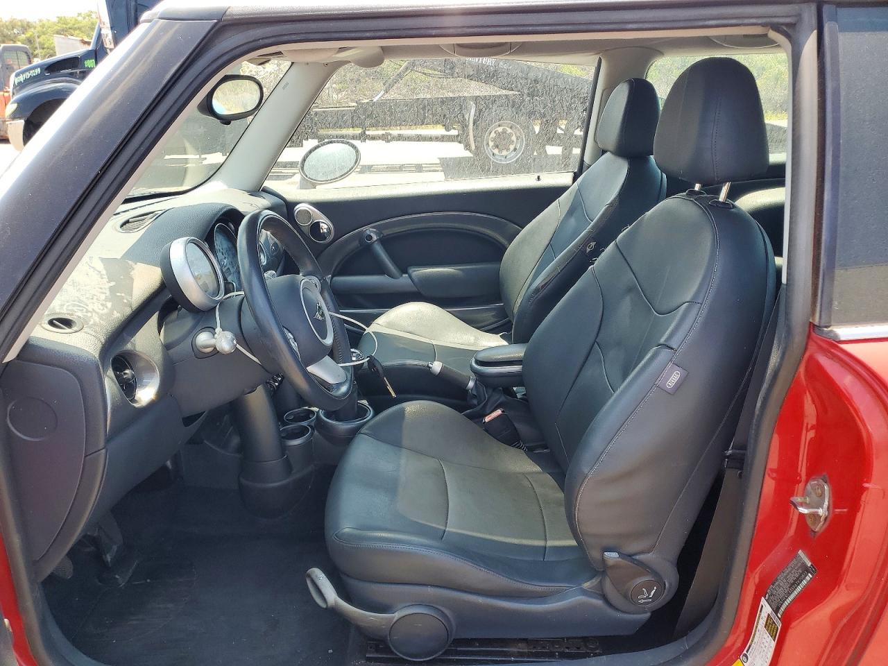2006 Mini Cooper Red vin: WMWRC33596TK70873
