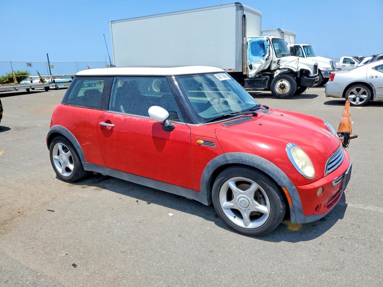 2006 Mini Cooper Red vin: WMWRC33596TK70873