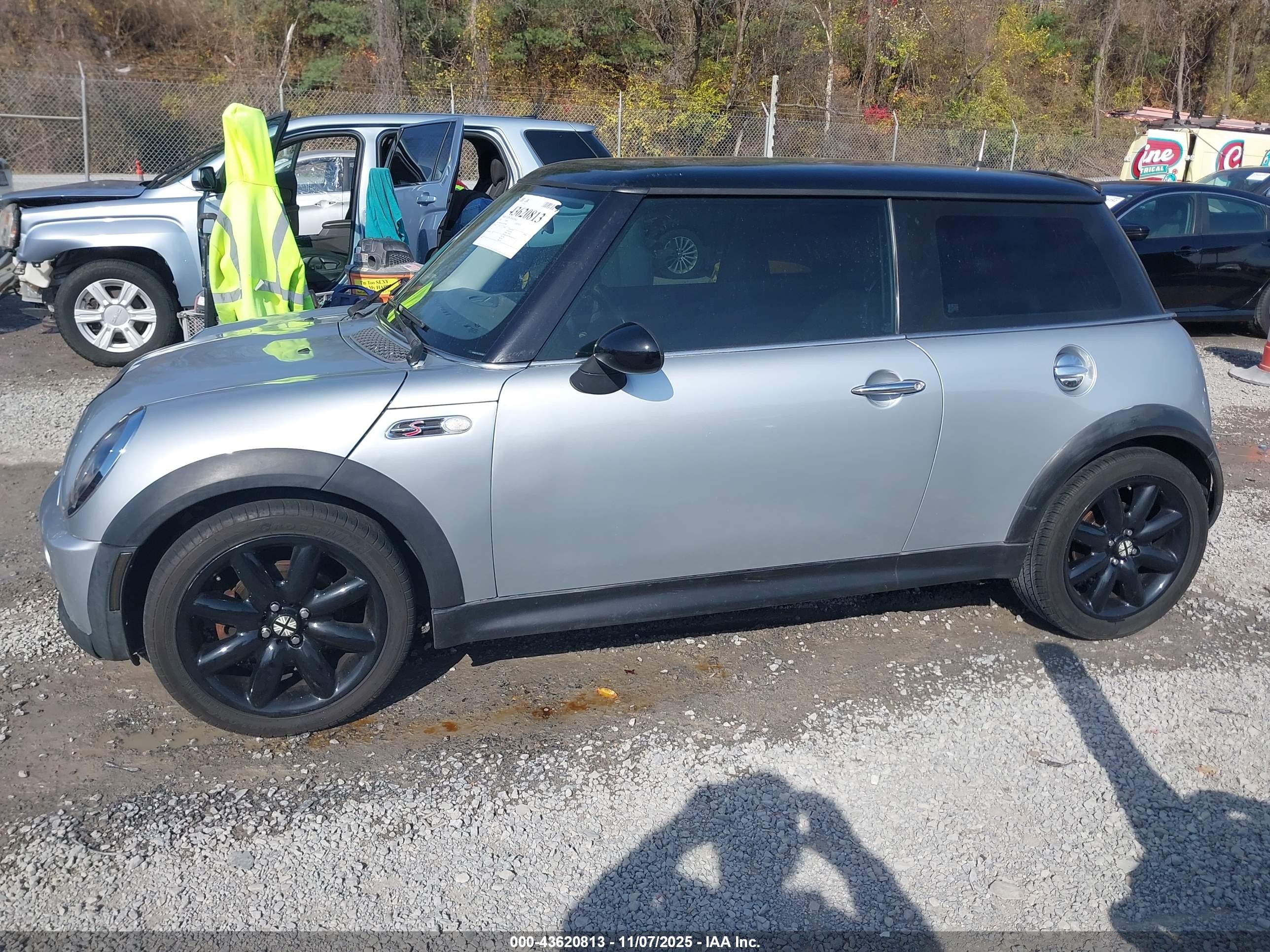 2002 Mini Cooper S   Silver vin: WMWRE33422TD50868