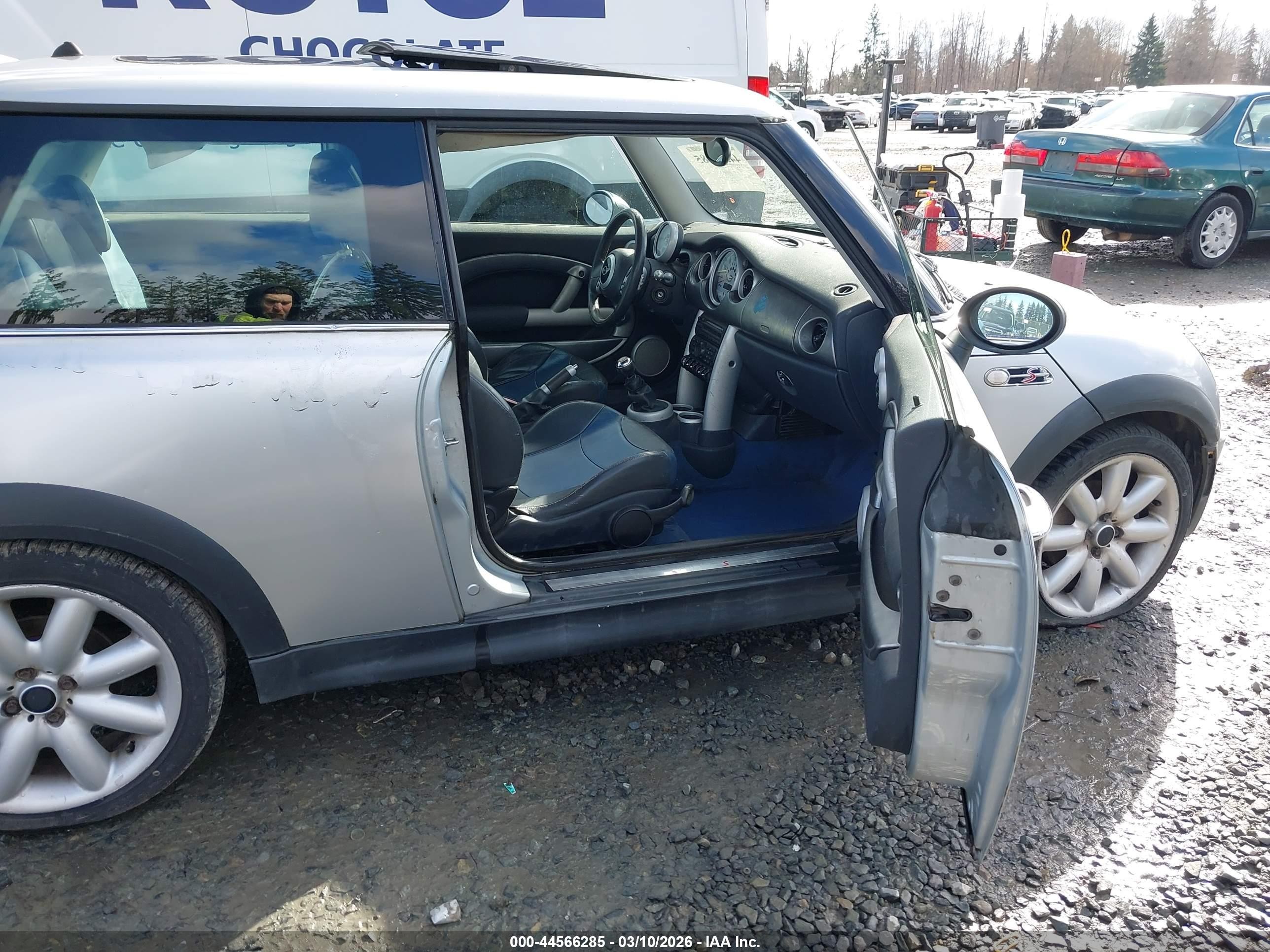 2002 Mini Cooper S   Серебряный vin: WMWRE33442TD55893