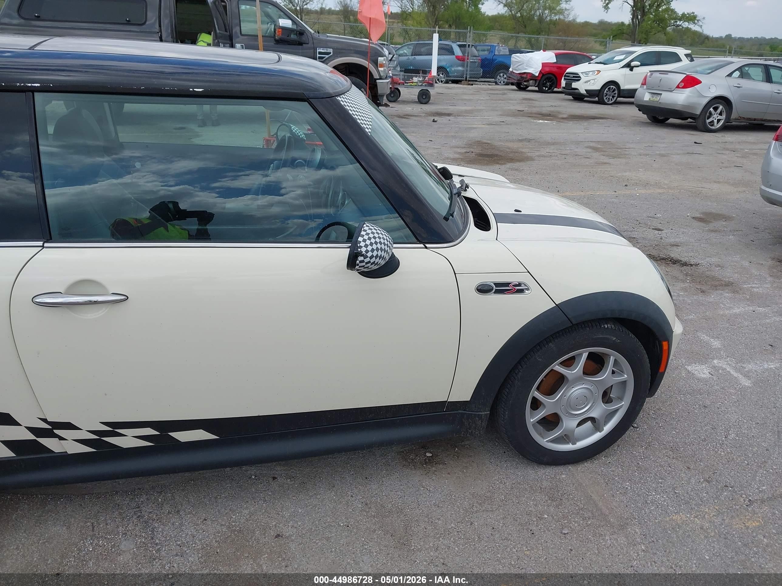 2004 Mini Cooper S   White vin: WMWRE33464TD75209
