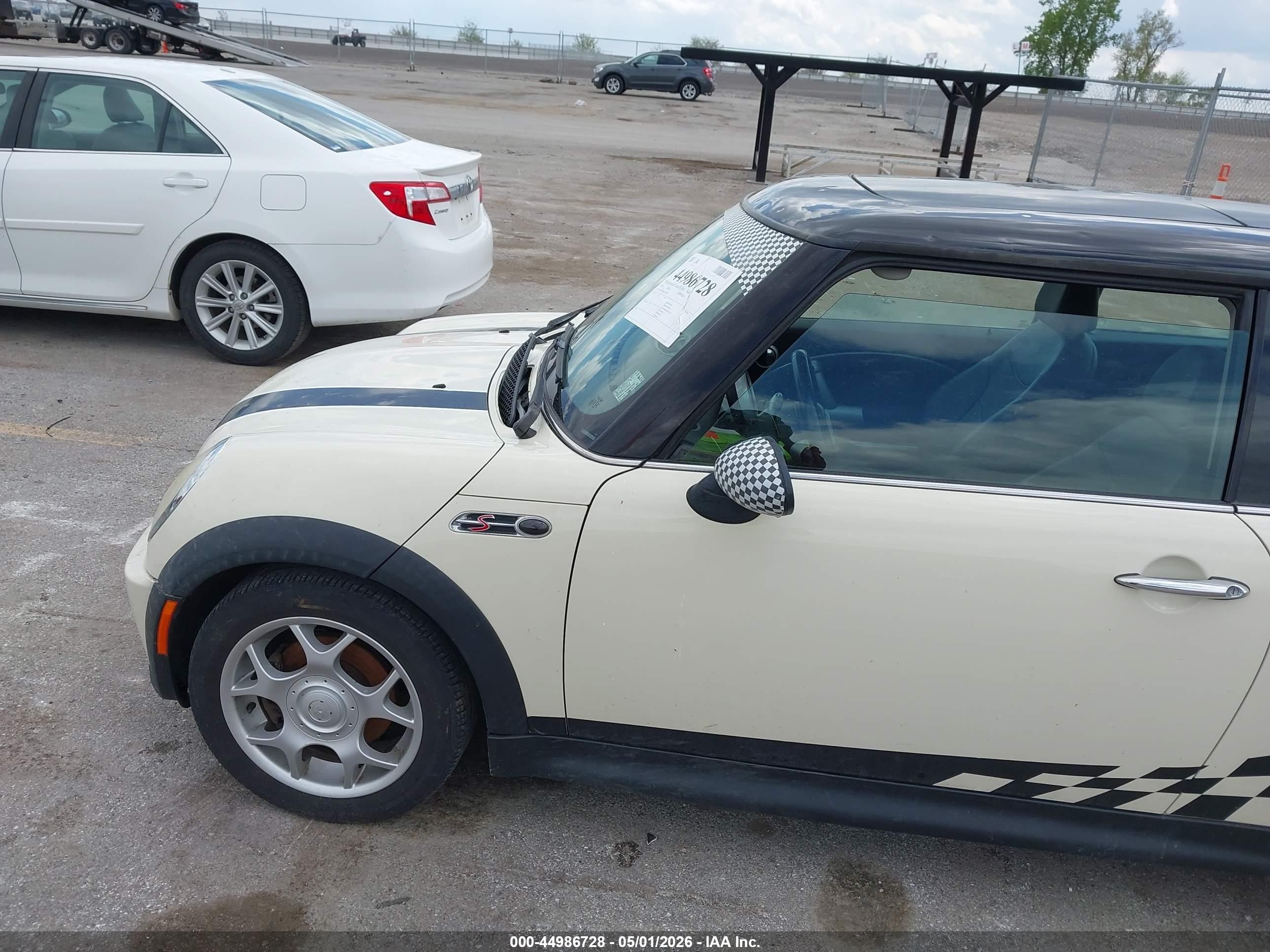 2004 Mini Cooper S   White vin: WMWRE33464TD75209