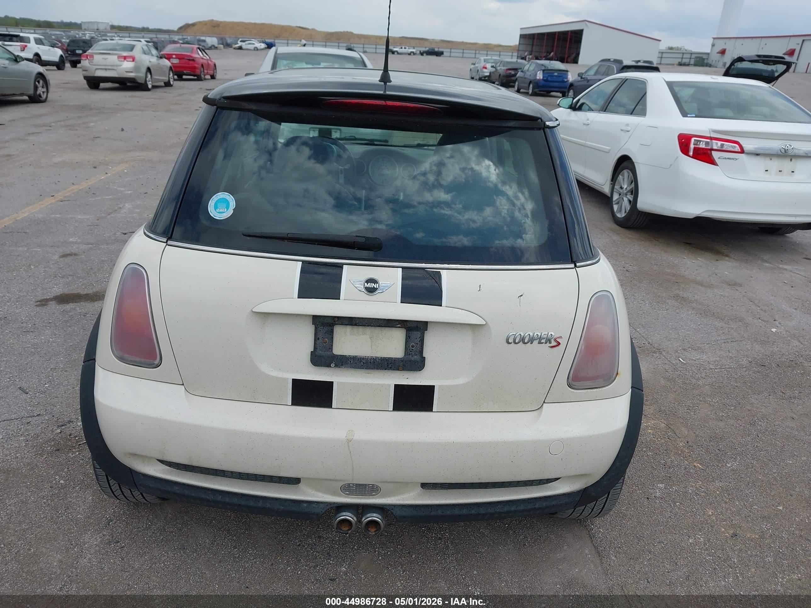 2004 Mini Cooper S   White vin: WMWRE33464TD75209
