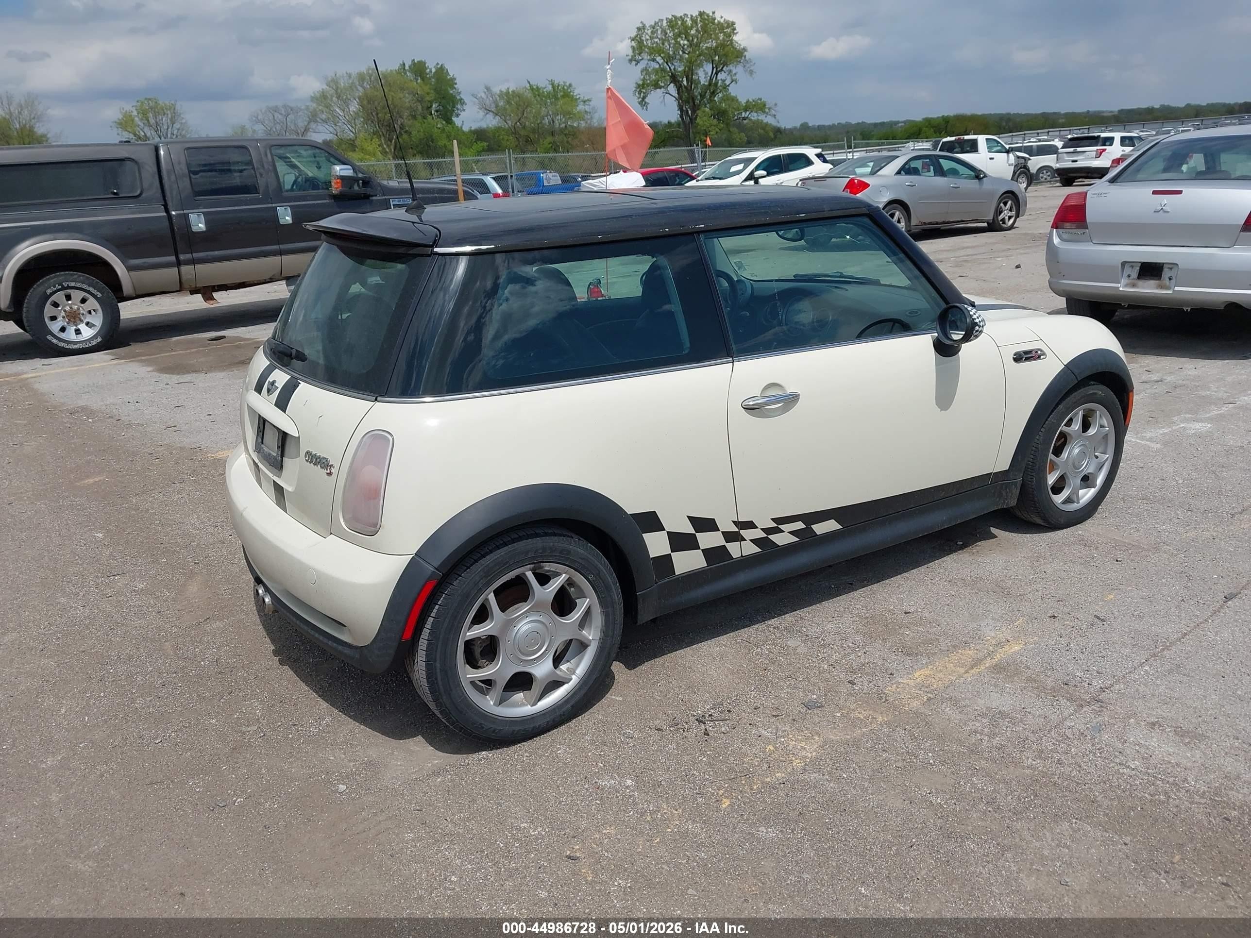 2004 Mini Cooper S   White vin: WMWRE33464TD75209