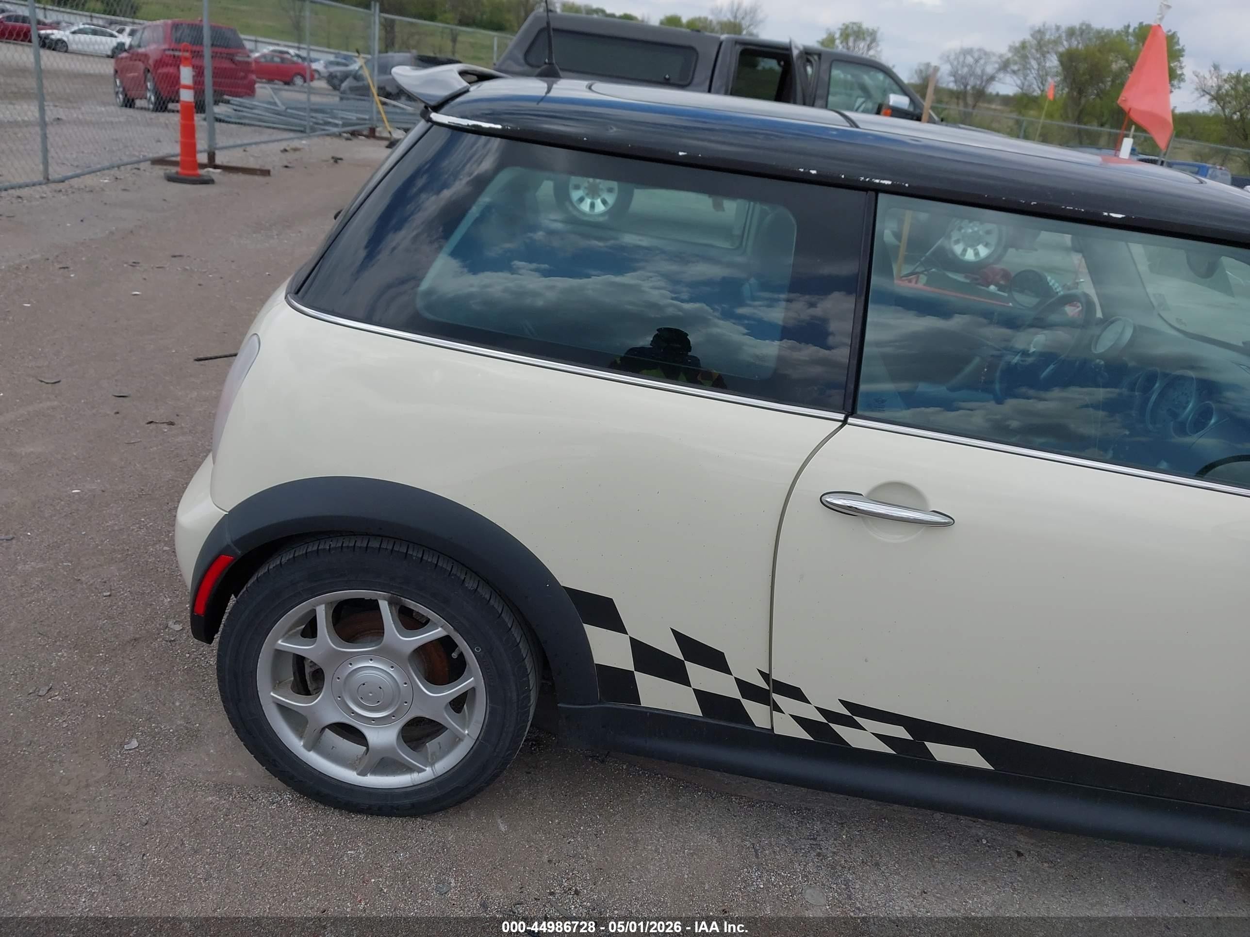 2004 Mini Cooper S   White vin: WMWRE33464TD75209