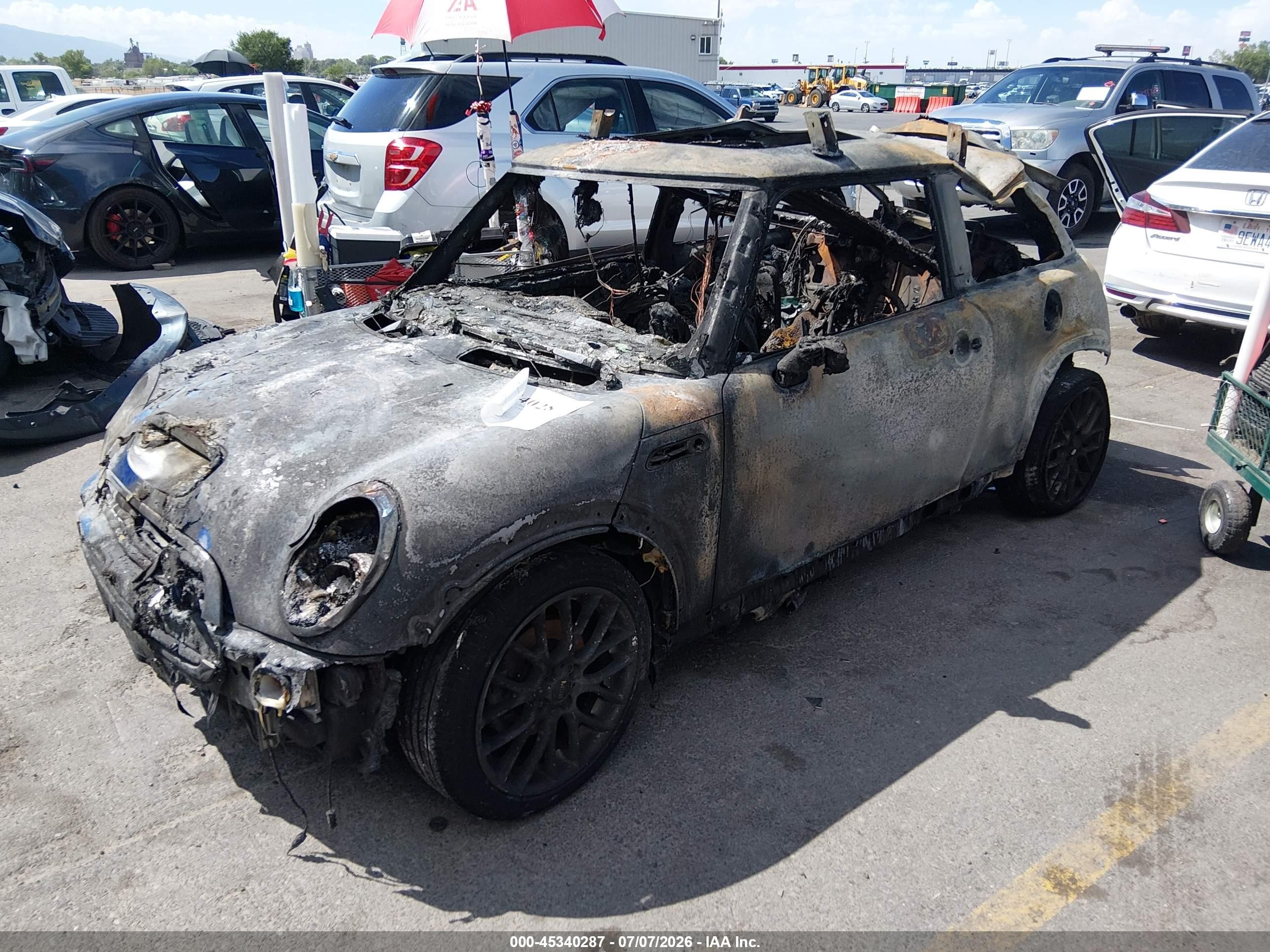 2005 Mini Cooper S   Black vin: WMWRE33475TD93493
